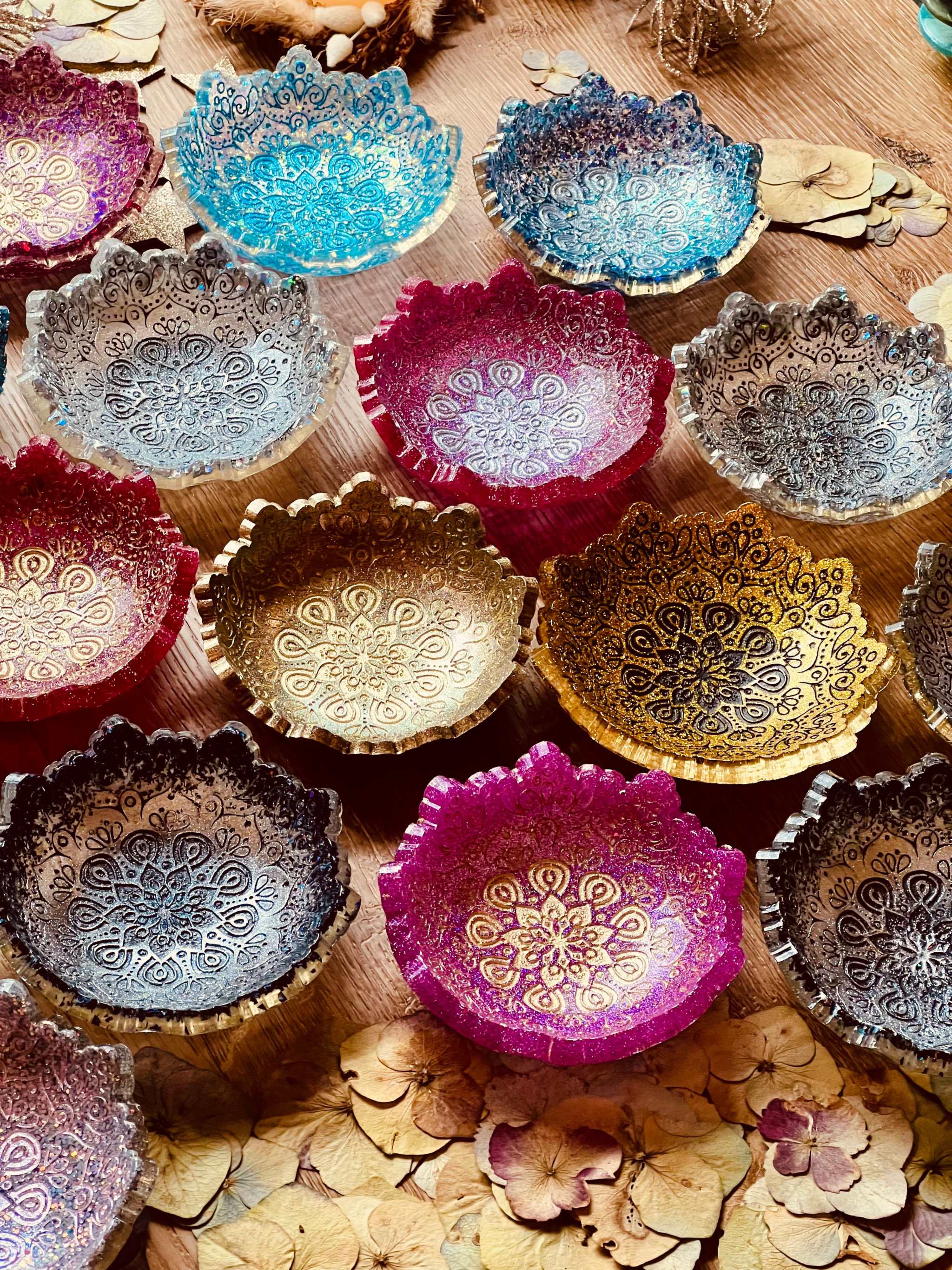 bunte handgemachte Mandala Schmuckschalen aus Resin in verschiedenen Farben mit filigranem Design