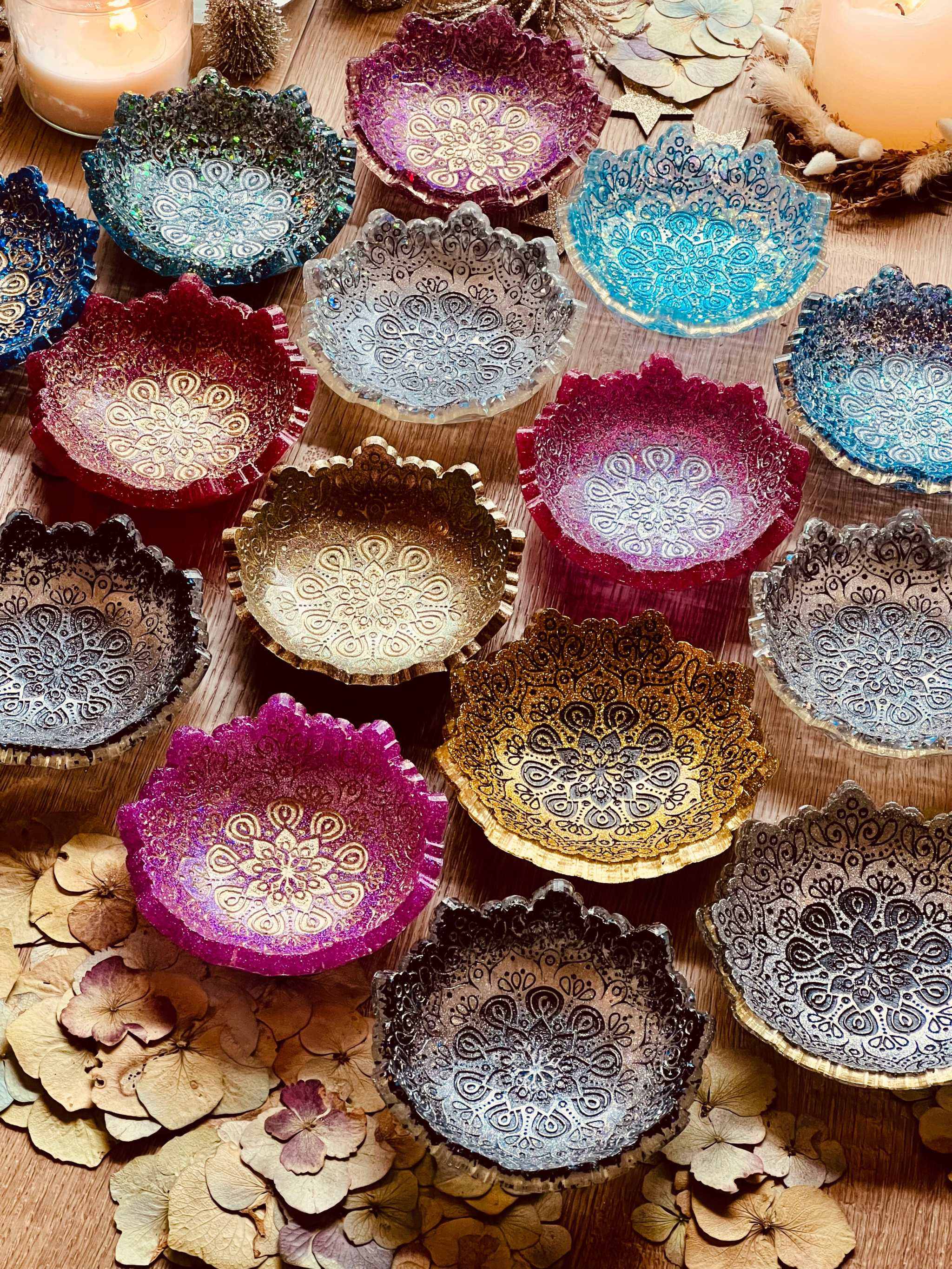 bunte handgemachte Mandala Schmuckschalen aus Resin in verschiedenen Farben und Mustern