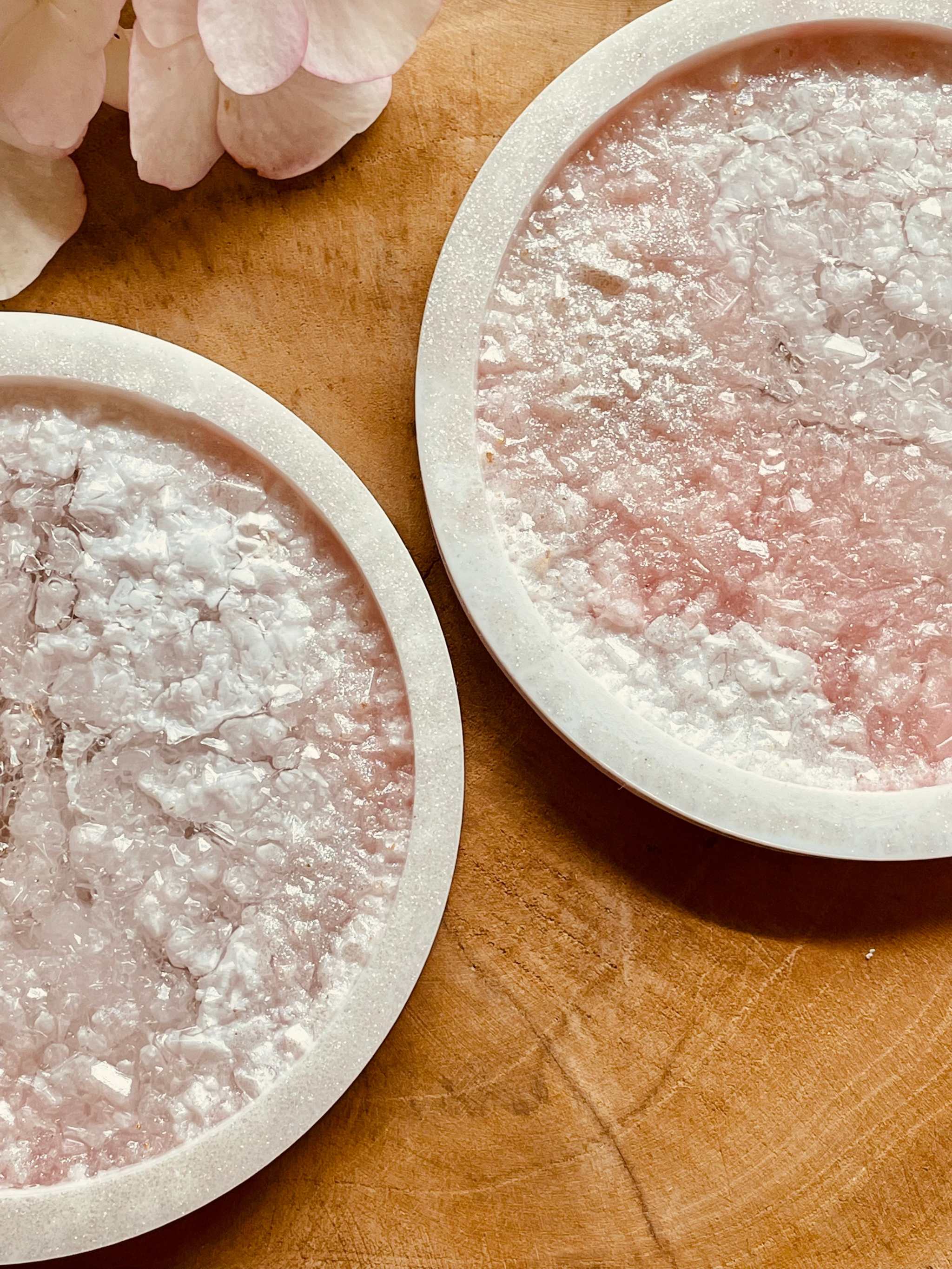 zwei handgemachte rosa Untersetzer aus Resin mit Diamantoberfläche und rundem Design