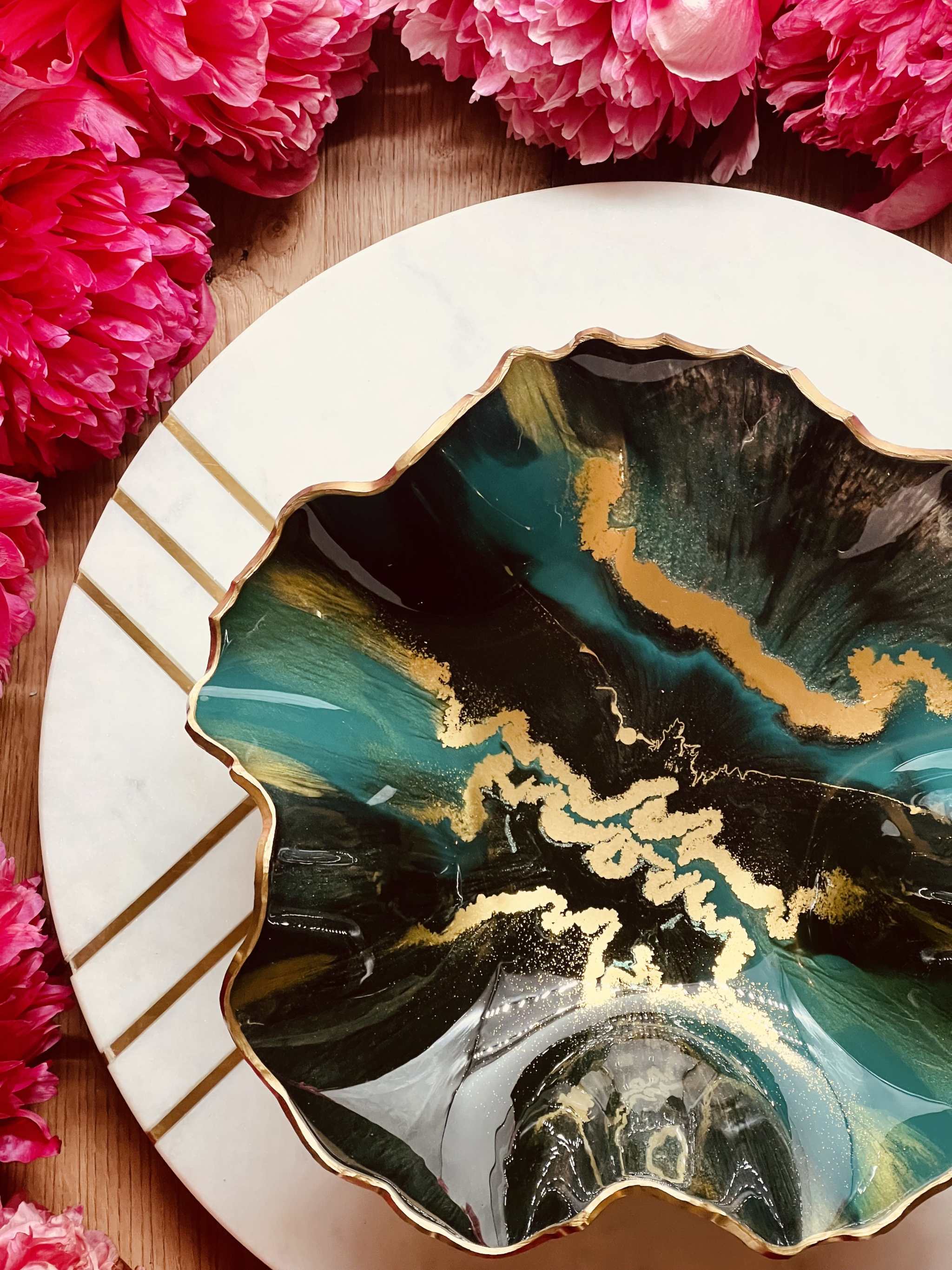 Handgemachte grüne Schale aus Resin mit goldenen Details, einzigartiges Dekorationsstück und Geschenk, Durchmesser 25-28 cm