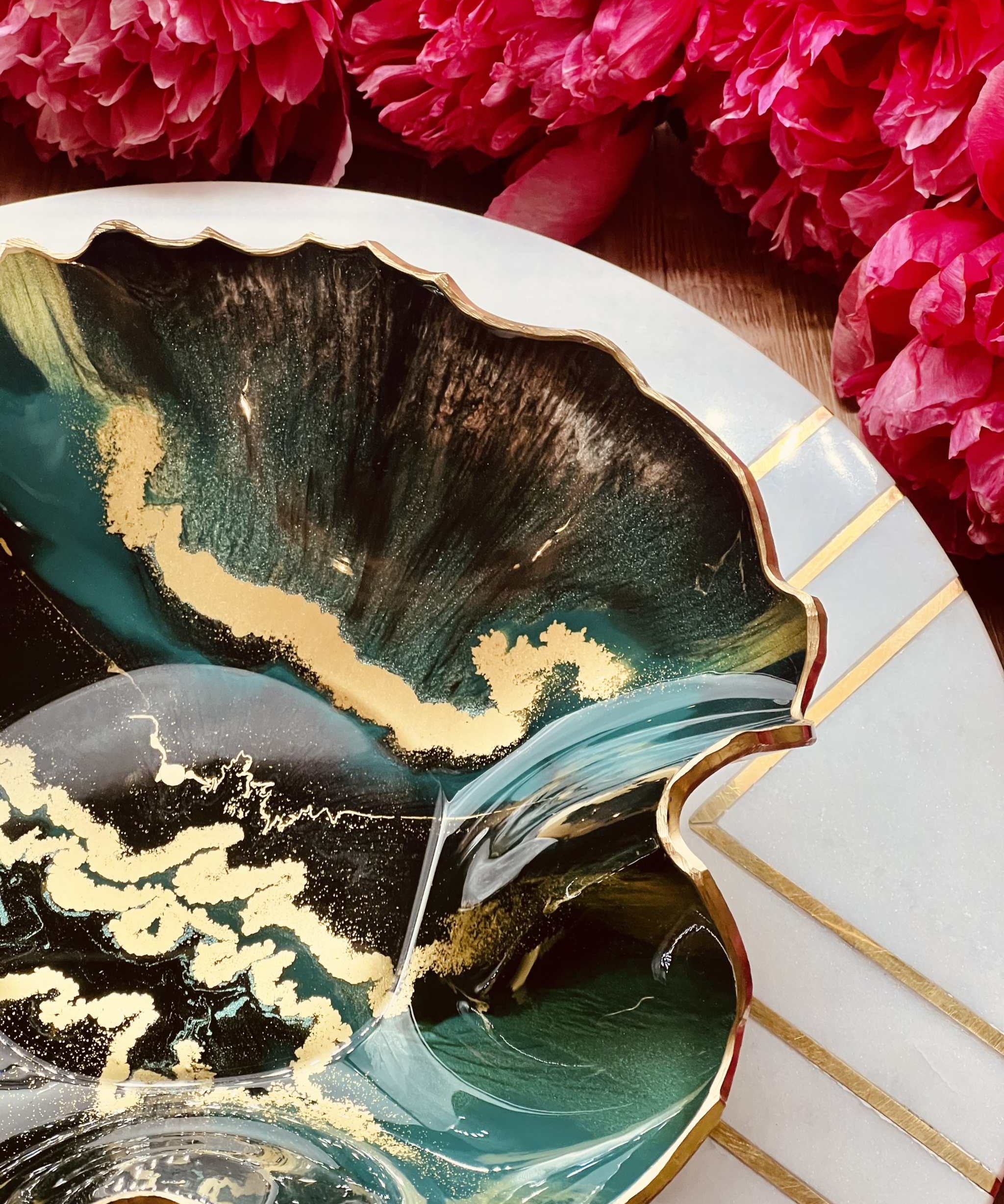 Handgemachte grüne Schale aus Resin mit goldenen Details als Dekoration und Geschenk