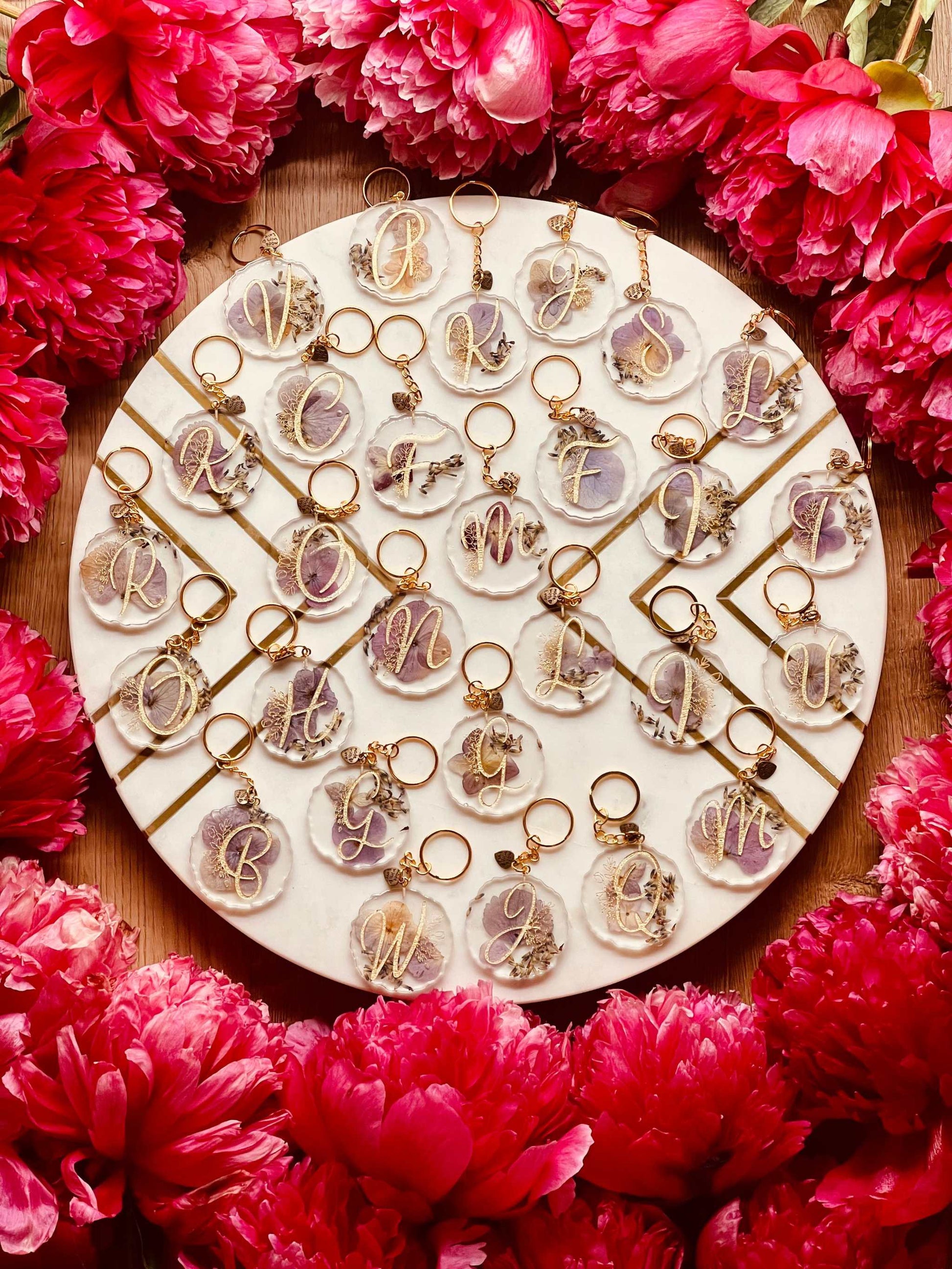 Handgefertigter Schlüsselanhänger mit lila Hortensien, in Resin gegossen, einzigartiges Unikat, perfektes Accessoire für Naturliebhaber.