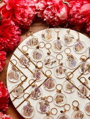 Einzigartiger Resin-Schlüsselanhänger mit echten lila Hortensien, handgefertigt, ideales Geschenk für Blumenliebhaber.