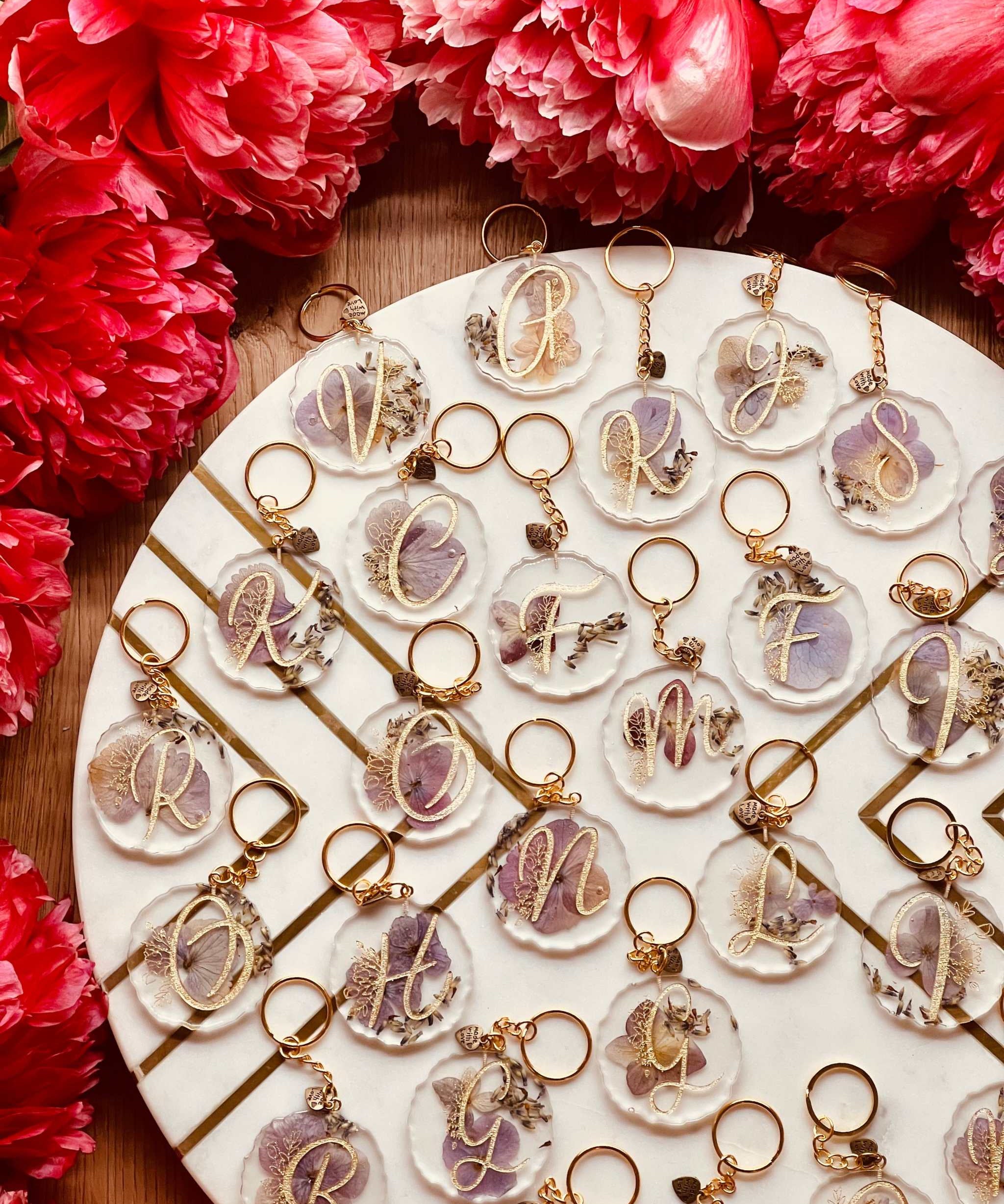 Einzigartiger Resin-Schlüsselanhänger mit echten lila Hortensien, handgefertigt, ideales Geschenk für Blumenliebhaber.