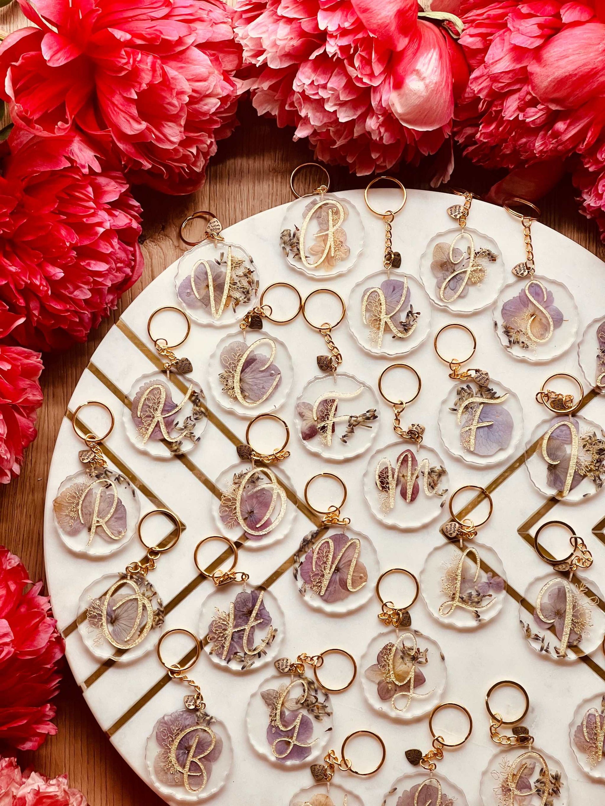 Einzigartiger Resin-Schlüsselanhänger mit echten lila Hortensien, handgefertigt, ideales Geschenk für Blumenliebhaber.
