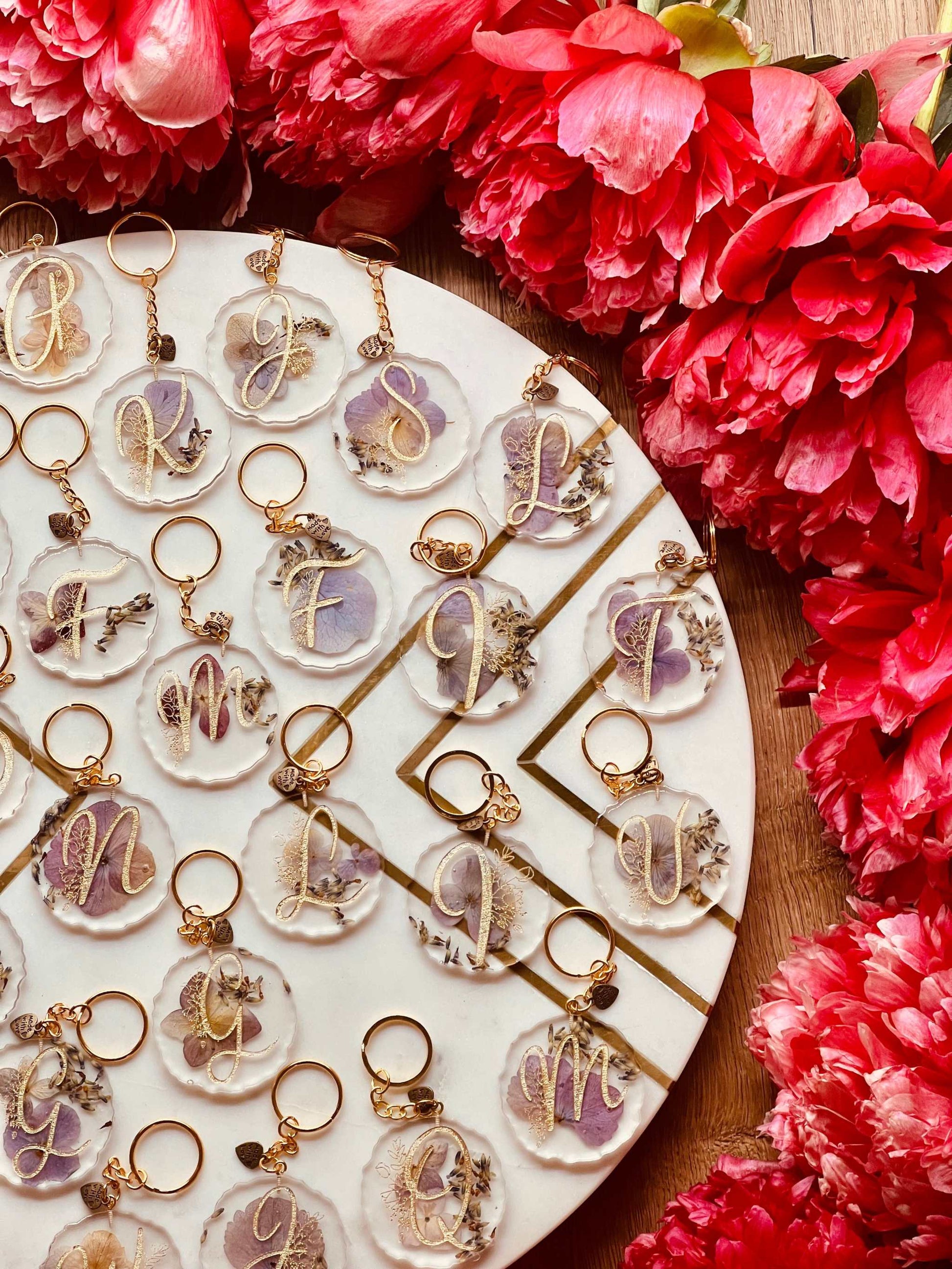 Lila Hortensien-Schlüsselanhänger aus Resin, handgefertigtes Unikat, stilvolles Accessoire für jeden Schlüsselbund.
