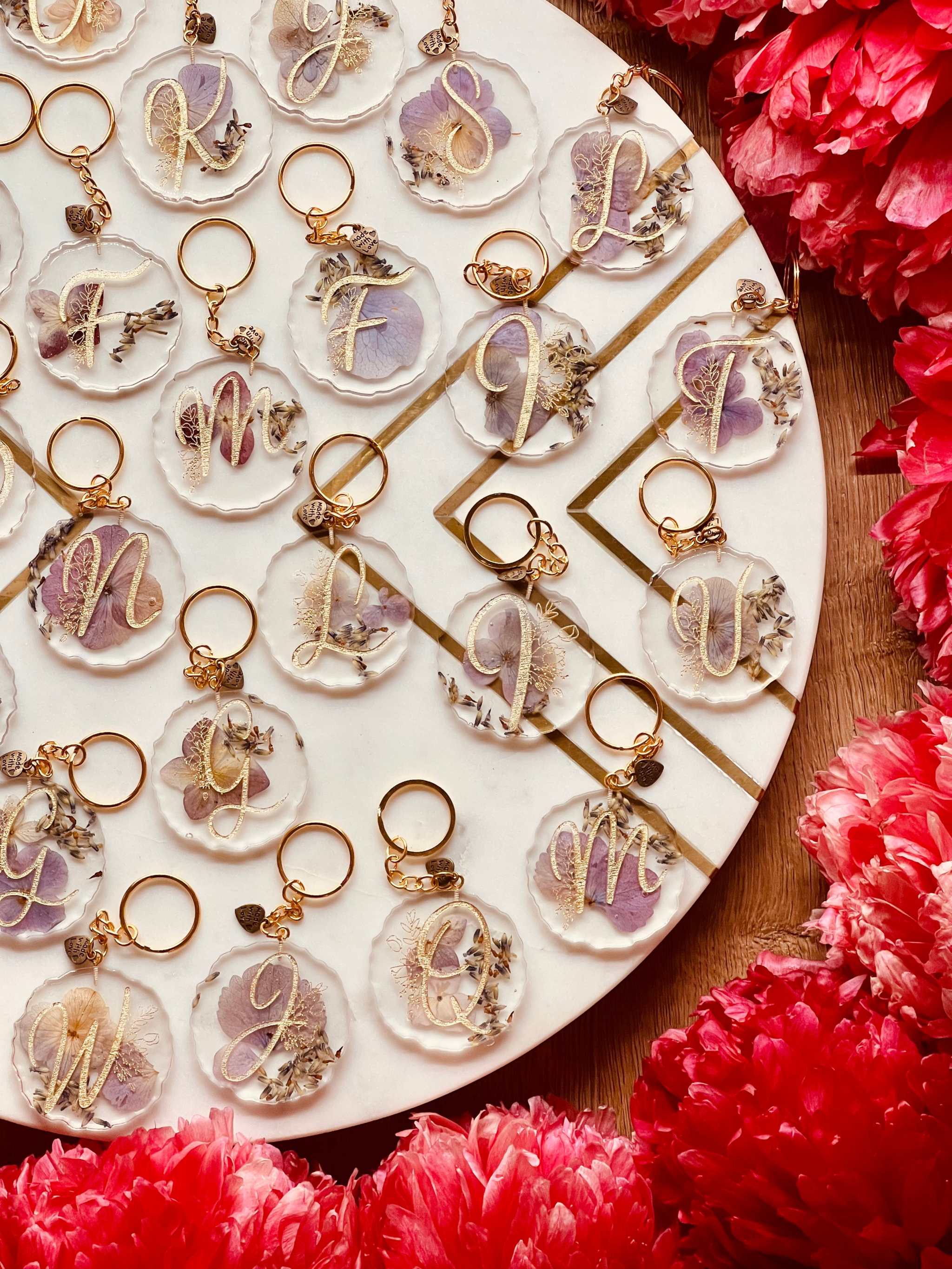 Lila Hortensien-Schlüsselanhänger aus Resin, handgefertigtes Unikat, stilvolles Accessoire für jeden Schlüsselbund.

Resin-Schlüsselanhänger mit echten lila Hortensien, handgefertigt, einzigartiges Design, perfekte Geschenkidee.