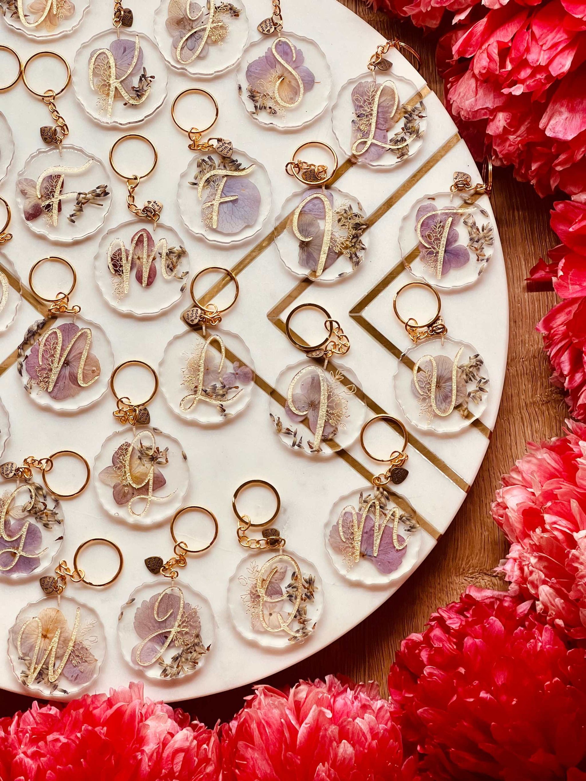 Lila Hortensien-Schlüsselanhänger aus Resin, handgefertigtes Unikat, stilvolles Accessoire für jeden Schlüsselbund.

Resin-Schlüsselanhänger mit echten lila Hortensien, handgefertigt, einzigartiges Design, perfekte Geschenkidee.