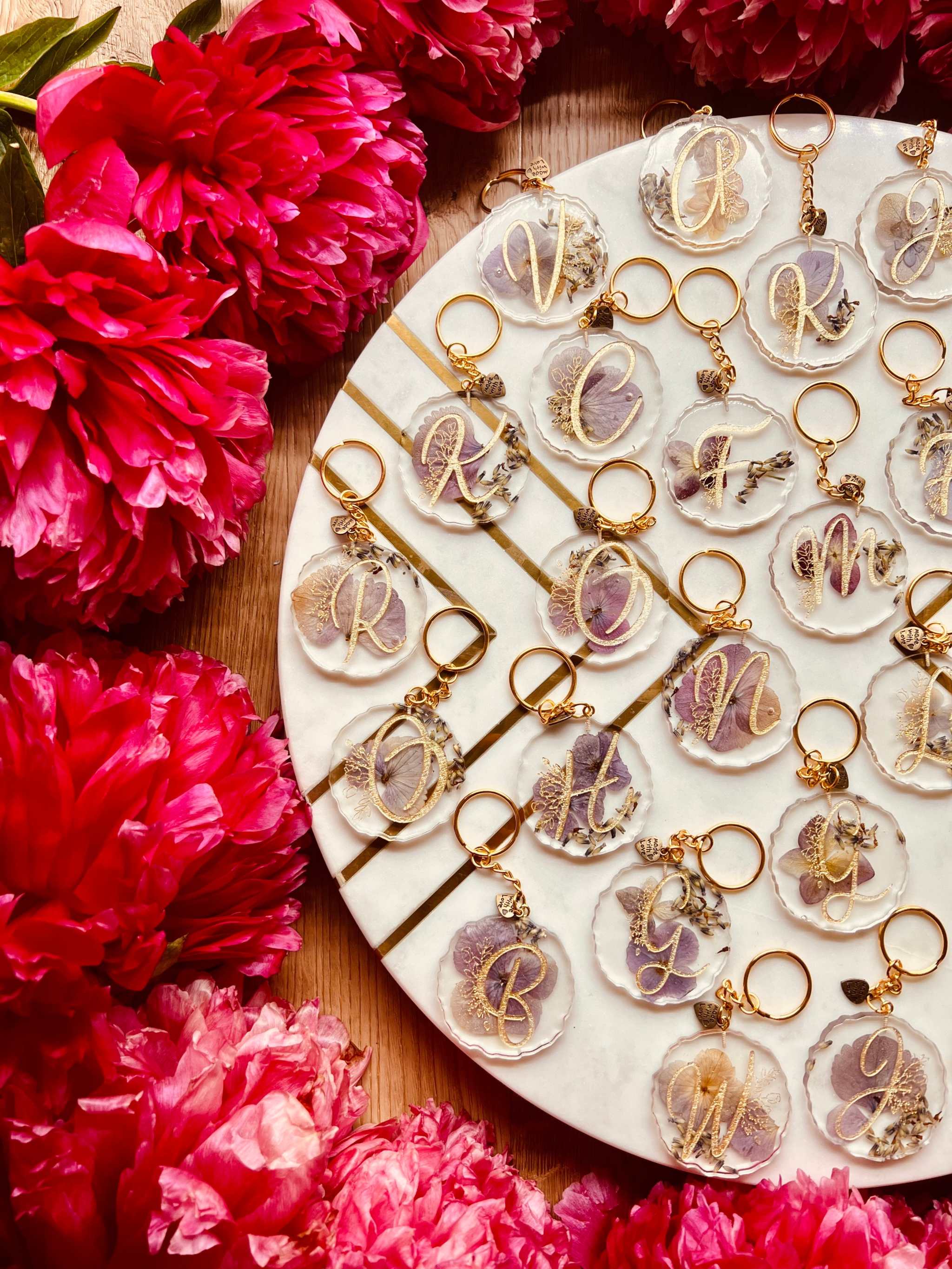 Handgefertigter Resin-Schlüsselanhänger mit lila Hortensien, einzigartiges Unikat, stilvolles Accessoire für Naturliebhaber.
