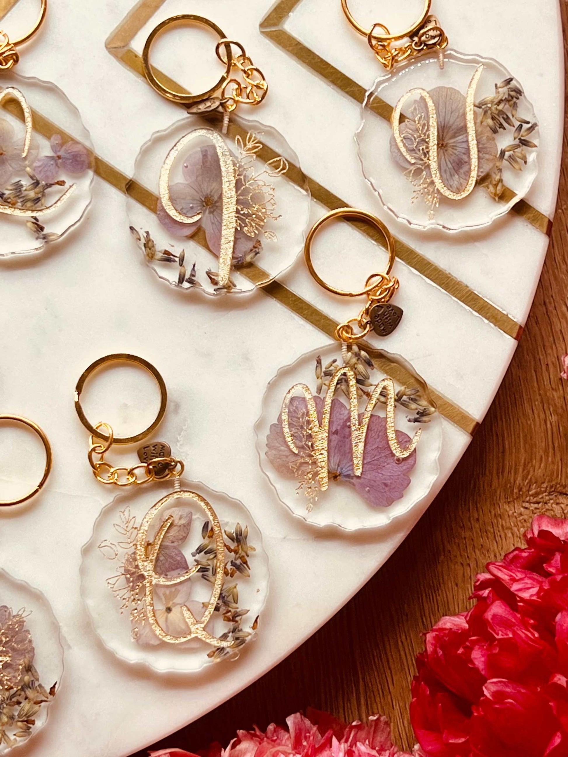 Lila Hortensien in Resin gegossen, handgefertigter Schlüsselanhänger, einzigartiges Unikat, stilvolles Accessoire.