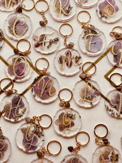 Handgefertigter Schlüsselanhänger mit lila Hortensien, in Resin gegossen, einzigartiges Unikat, perfektes Accessoire.