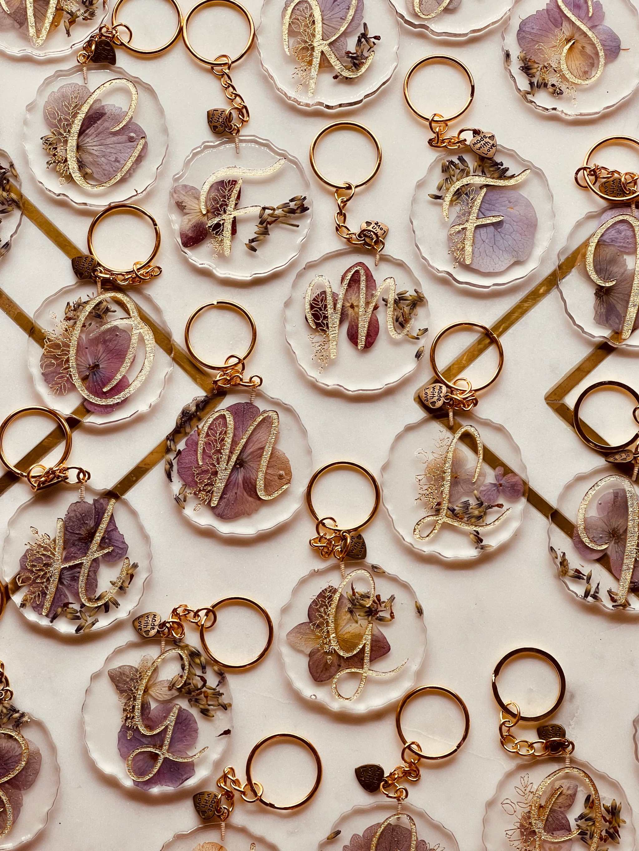 Handgefertigter Schlüsselanhänger mit lila Hortensien, in Resin gegossen, einzigartiges Unikat, perfektes Accessoire.