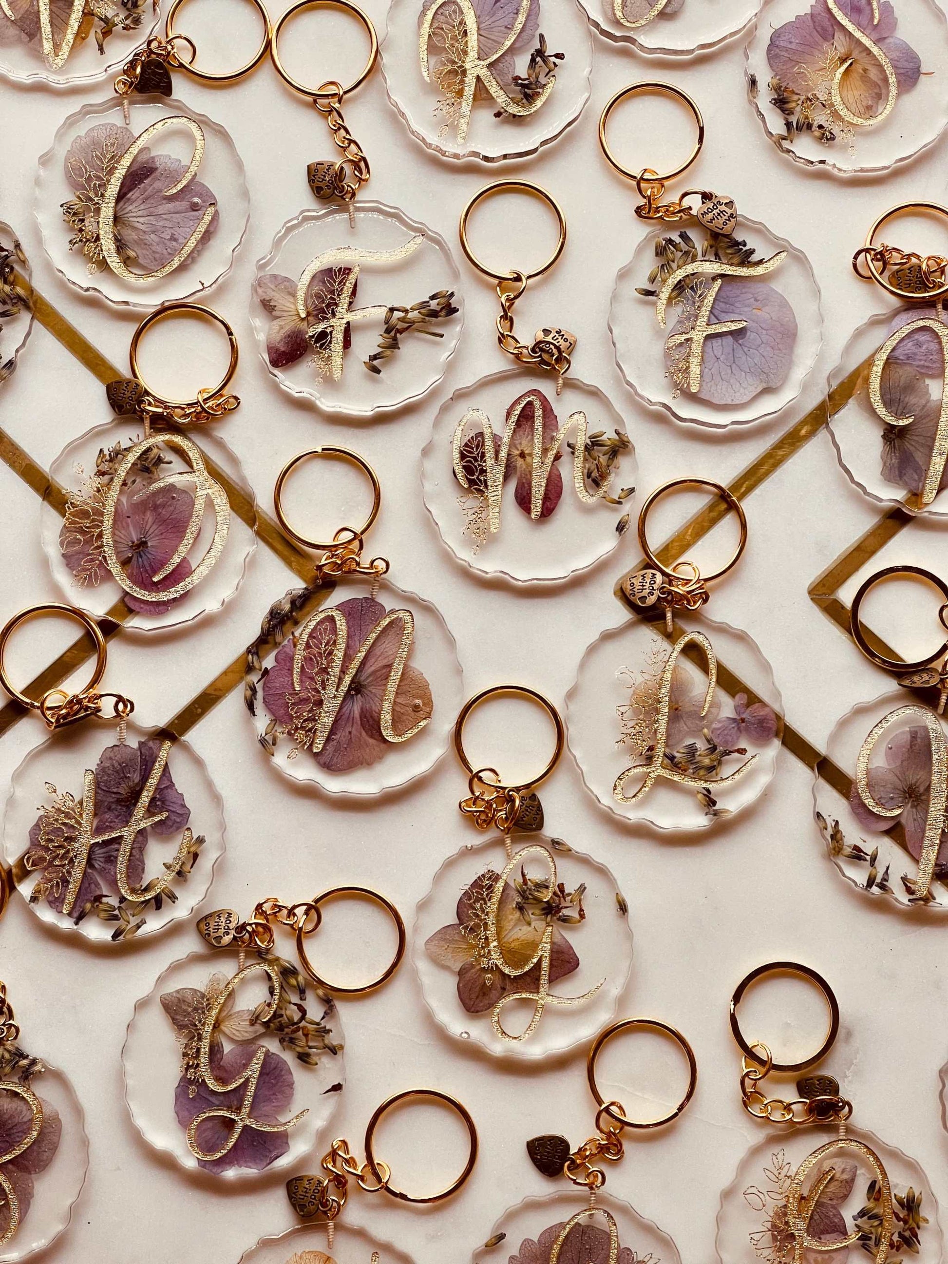 Handgefertigter Schlüsselanhänger mit lila Hortensien, in Resin gegossen, einzigartiges Unikat, perfektes Accessoire.