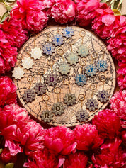 Handgefertigter Designer Schlüsselanhänger im Mandala Design mit schimmernden Chameleon Farben, aus hochwertigem Resin, einzigartiges Unikat, stilvolles Accessoire für jeden Anlass.
