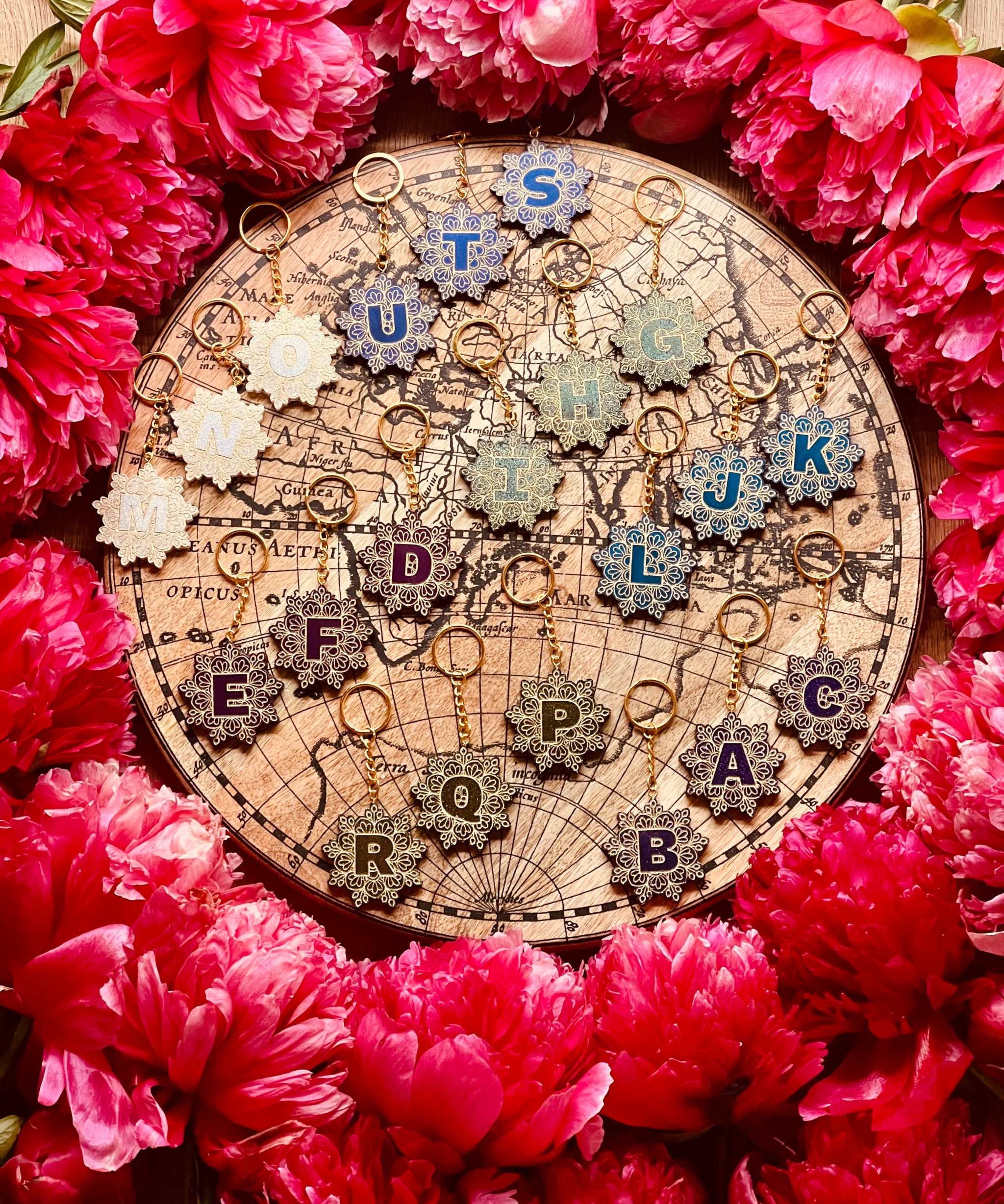 Handgefertigter Designer Schlüsselanhänger im Mandala Design mit schimmernden Chameleon Farben, aus hochwertigem Resin, einzigartiges Unikat, stilvolles Accessoire für jeden Anlass.
