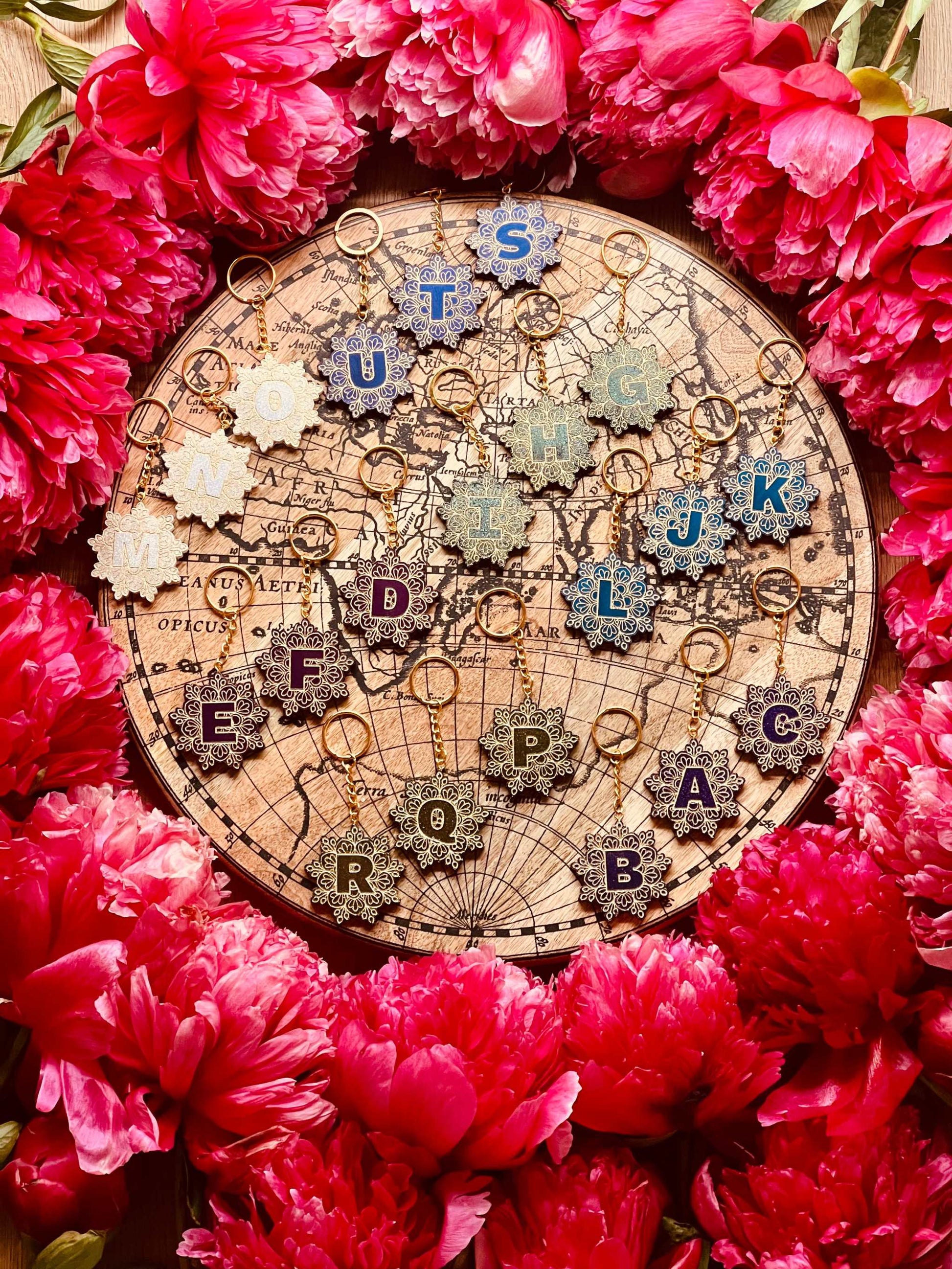 Handgefertigter Designer Schlüsselanhänger im Mandala Design mit schimmernden Chameleon Farben, aus hochwertigem Resin, einzigartiges Unikat, stilvolles Accessoire für jeden Anlass.
