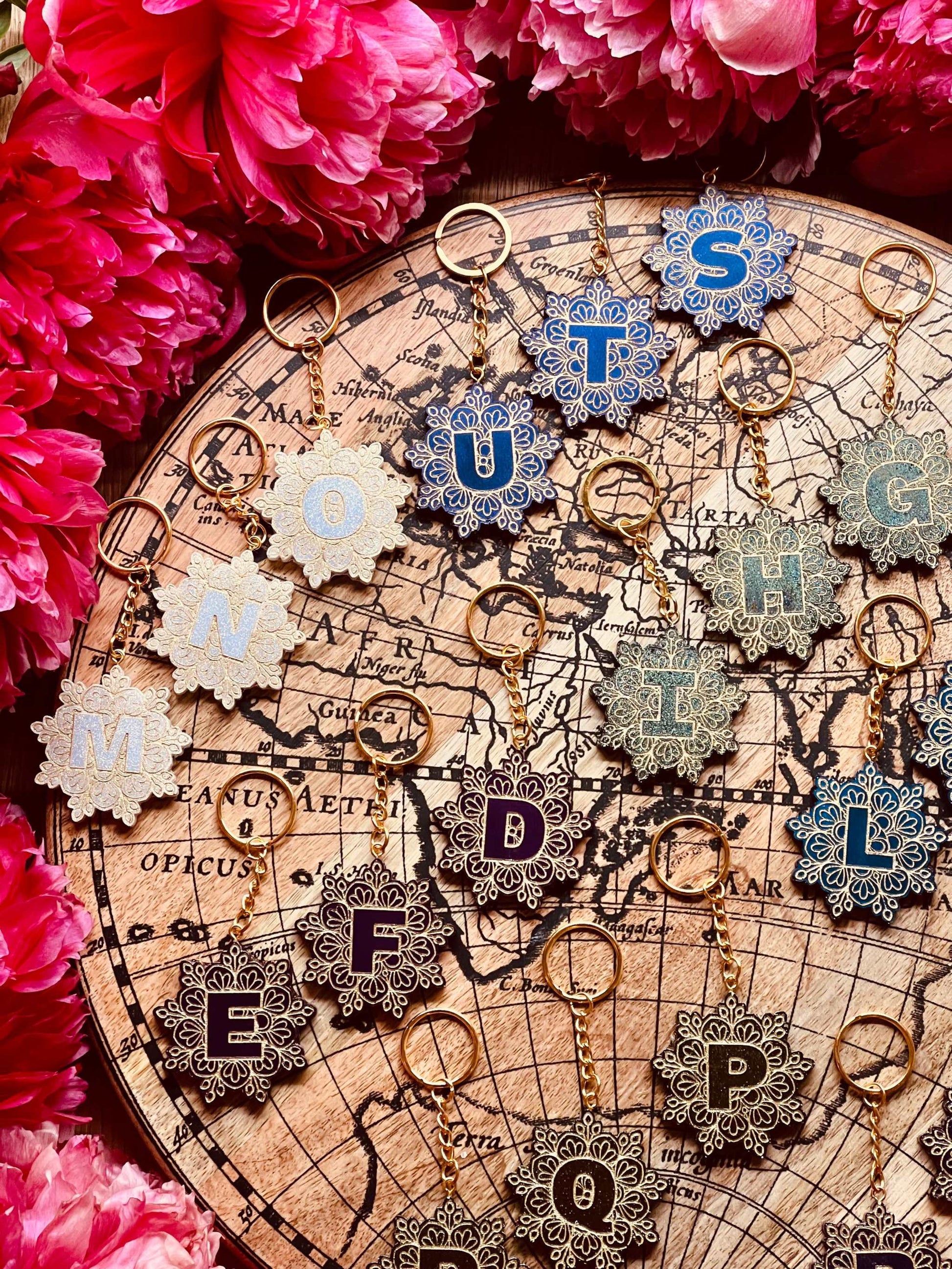Resin Designer Schlüsselanhänger im Mandala Design mit faszinierenden Chameleon Farben, handgefertigtes Unikat, stilvolles Accessoire für Schlüsselbund oder Tasche.