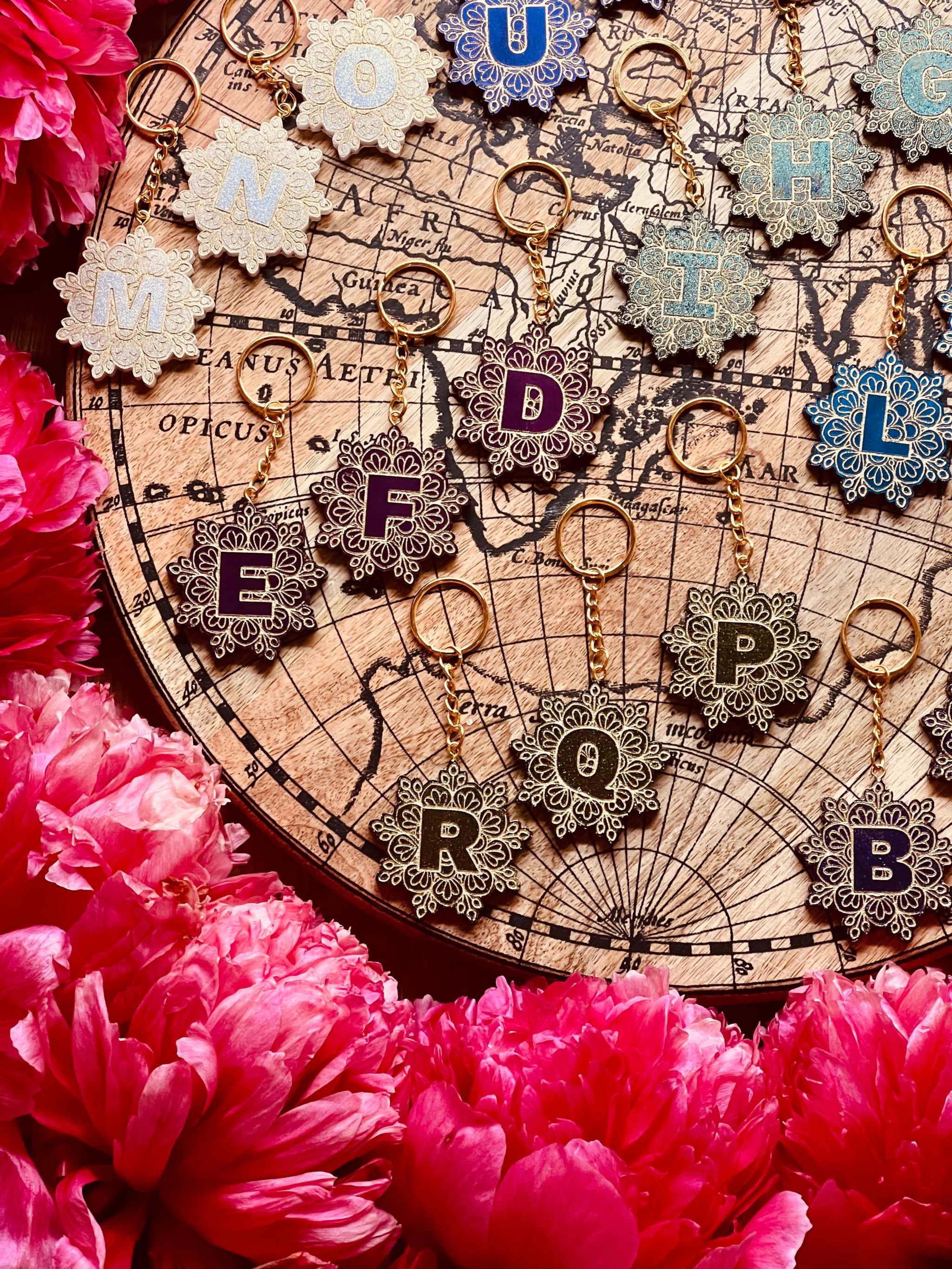 Mandala Designer Schlüsselanhänger mit changierenden Chameleon Farben, aus Resin, handgefertigt, einzigartiges Design, ideale Geschenkidee für Freunde und Familie.
