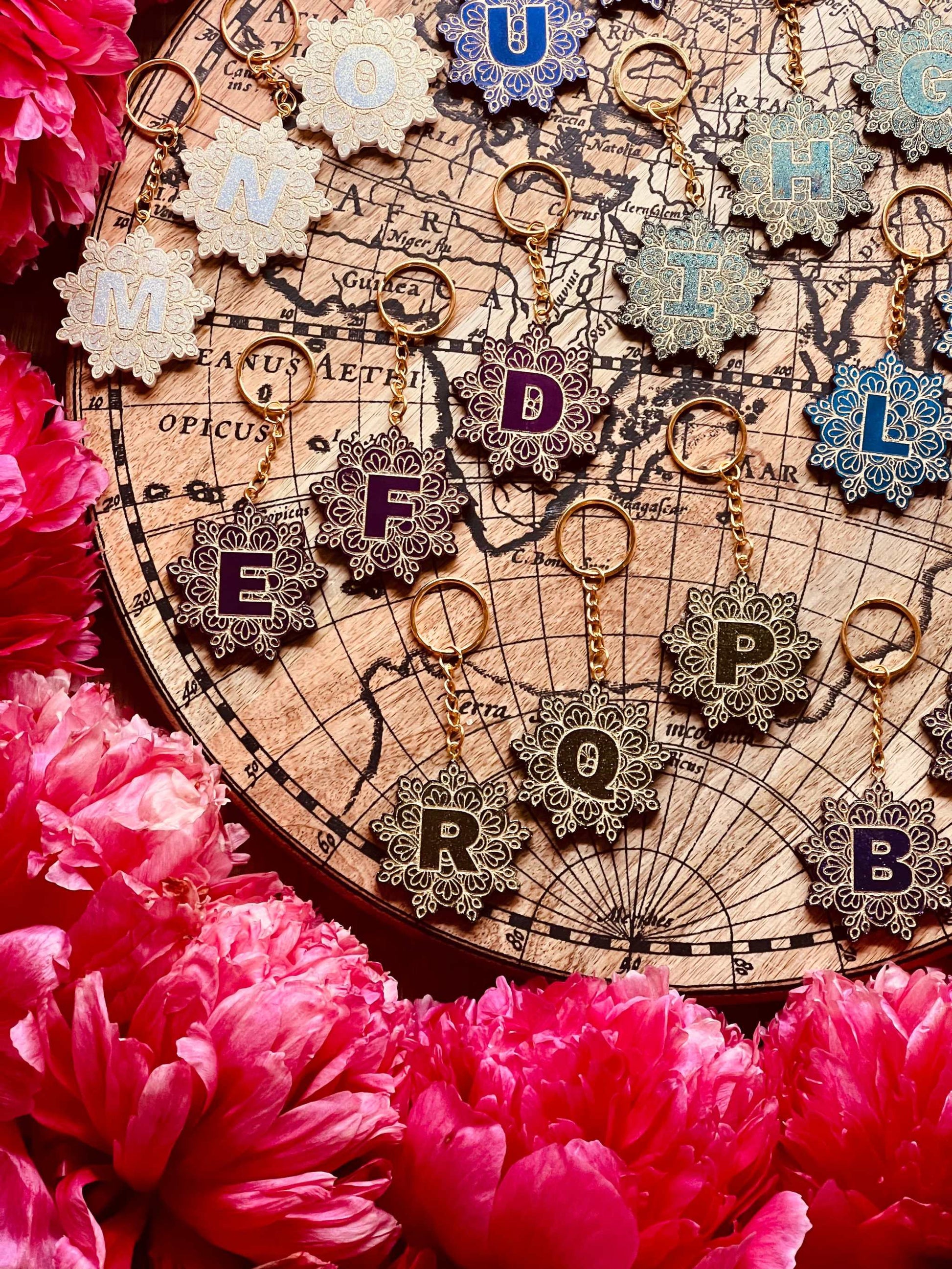 Mandala Designer Schlüsselanhänger mit changierenden Chameleon Farben, aus Resin, handgefertigt, einzigartiges Design, ideale Geschenkidee für Freunde und Familie.
