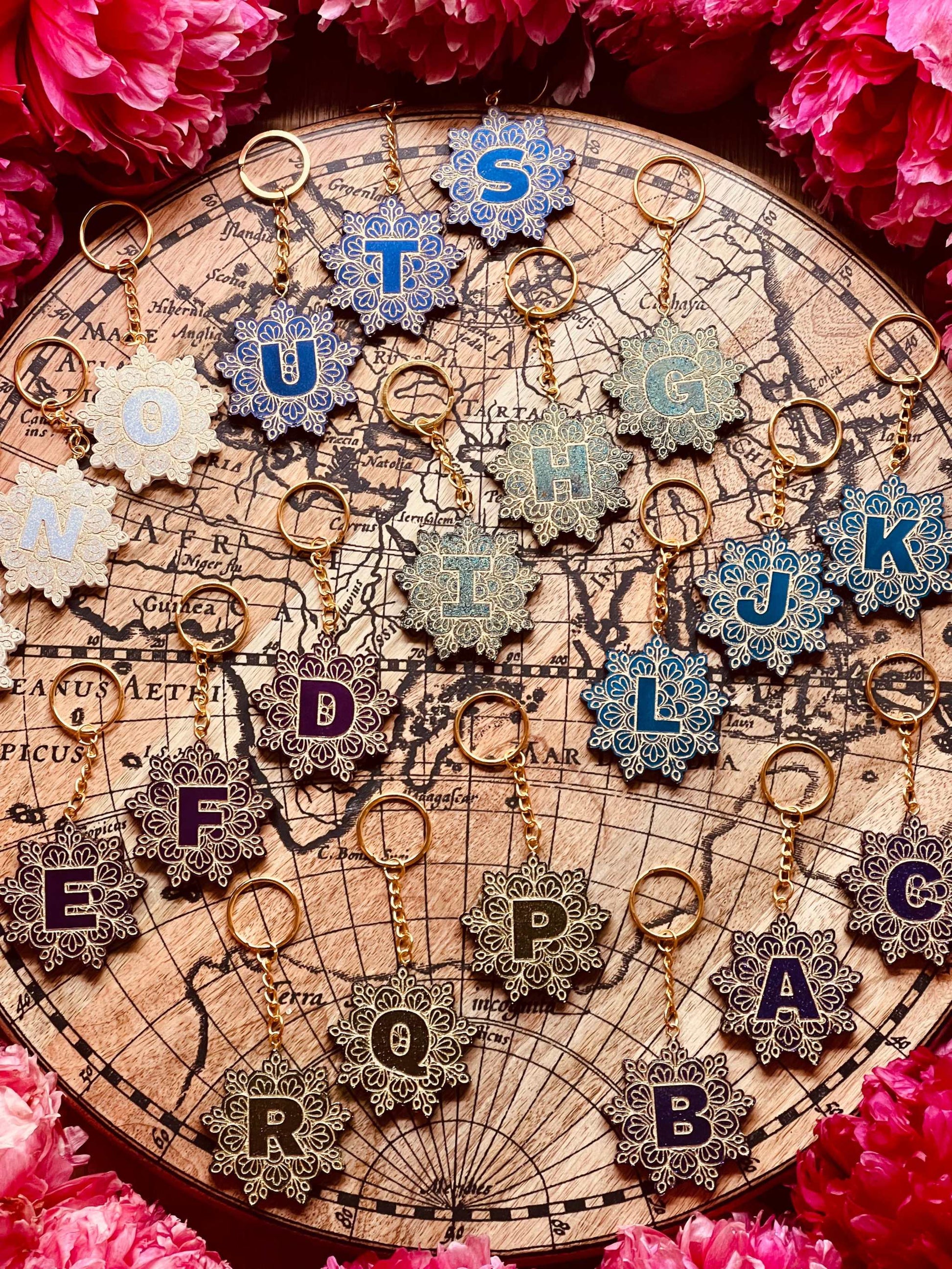 
Einzigartiger Schlüsselanhänger im Mandala Design mit irisierenden Chameleon Farben, aus Resin gefertigt, handgefertigt, perfektes Geschenk für Designliebhaber.