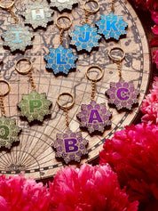 Resin Designer Schlüsselanhänger mit Mandala Muster und schillernden Chameleon Farben, handgefertigt, einzigartiges Design, perfekte Geschenkidee für jeden Anlass.