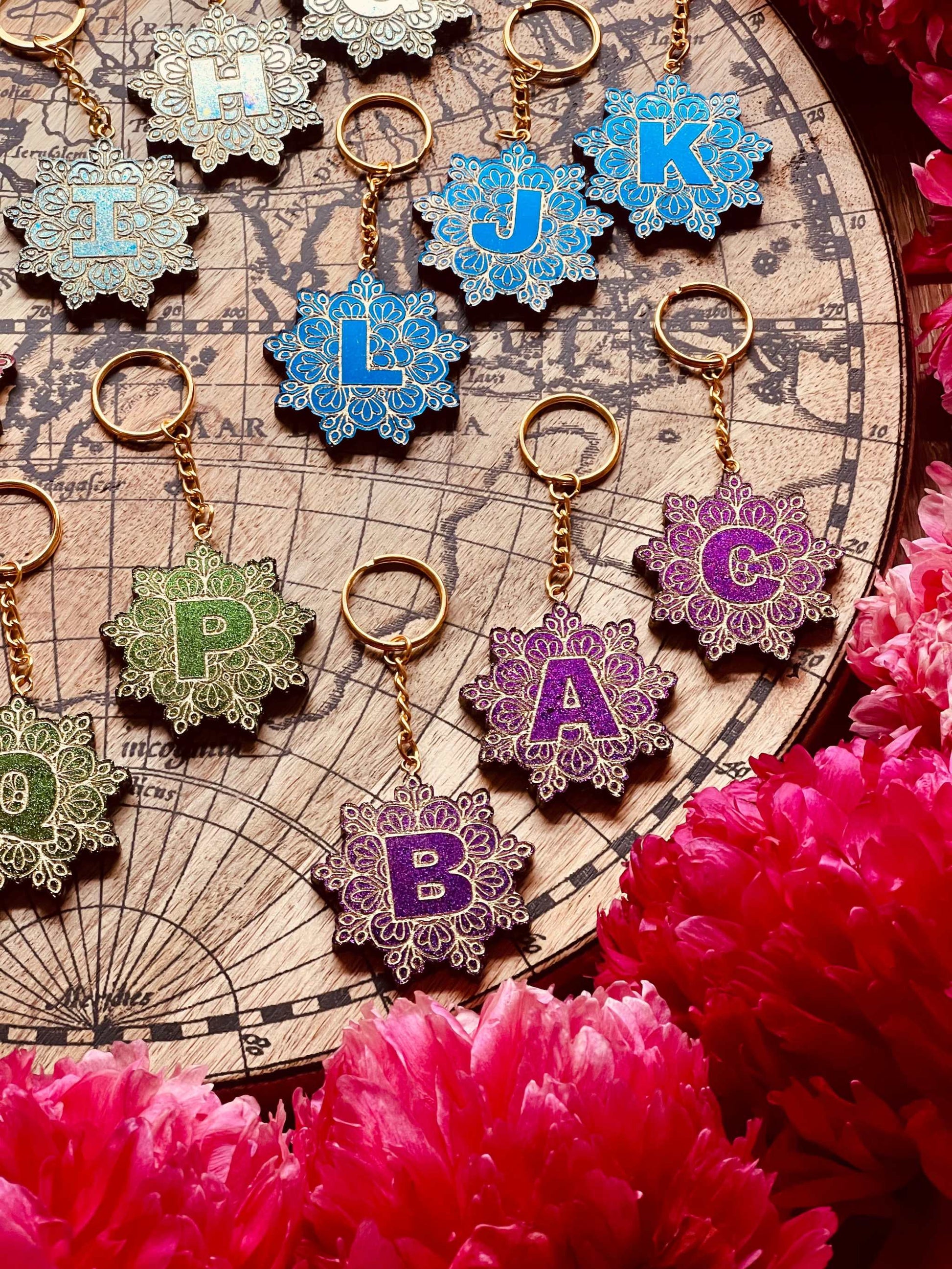 Resin Designer Schlüsselanhänger mit Mandala Muster und schillernden Chameleon Farben, handgefertigt, einzigartiges Design, perfekte Geschenkidee für jeden Anlass.