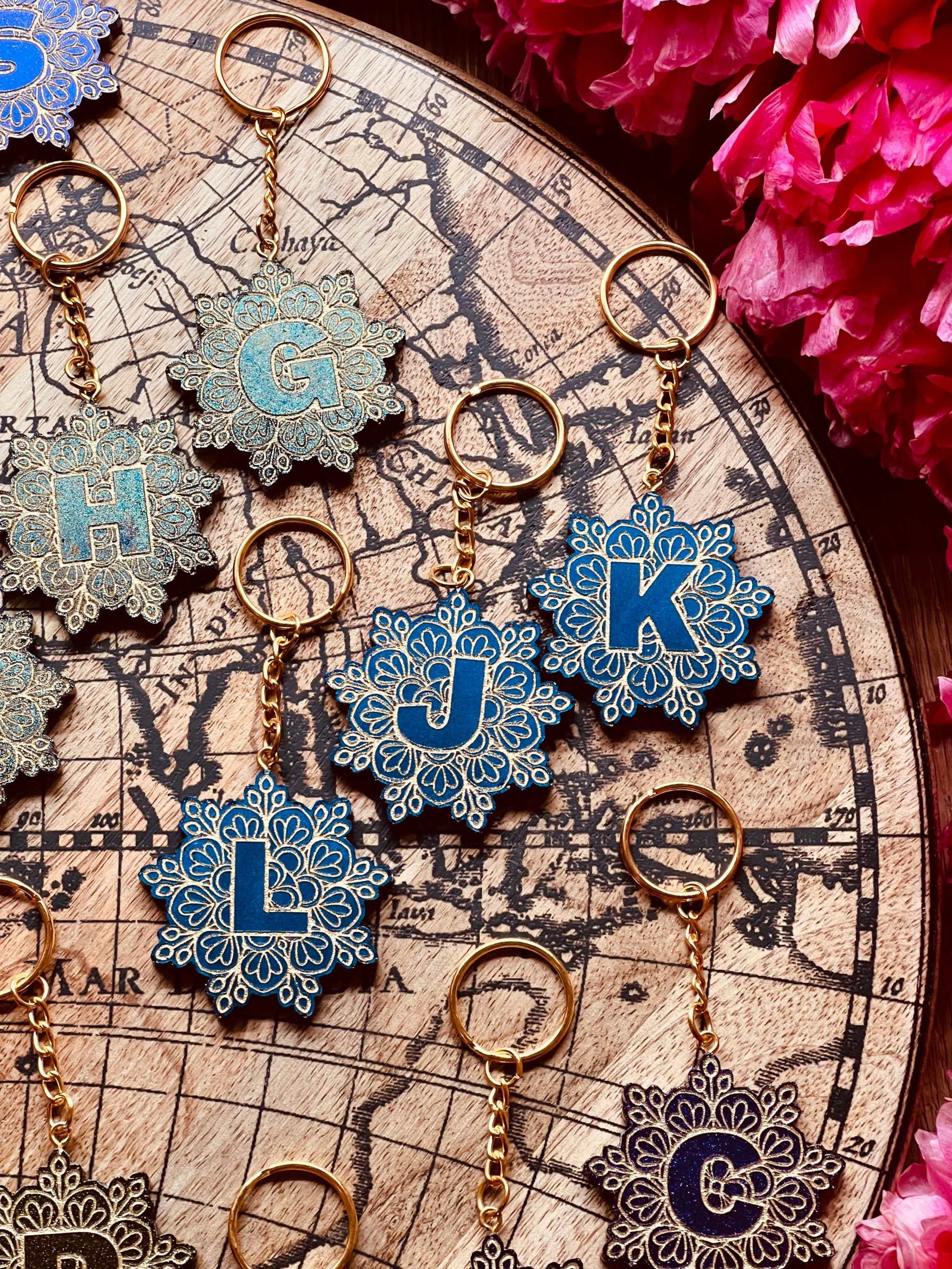 
Handgefertigter Designer Schlüsselanhänger im Mandala Design mit leuchtenden Chameleon Farben, aus Resin, einzigartiges Unikat, stilvolles Accessoire für den Schlüsselbund.