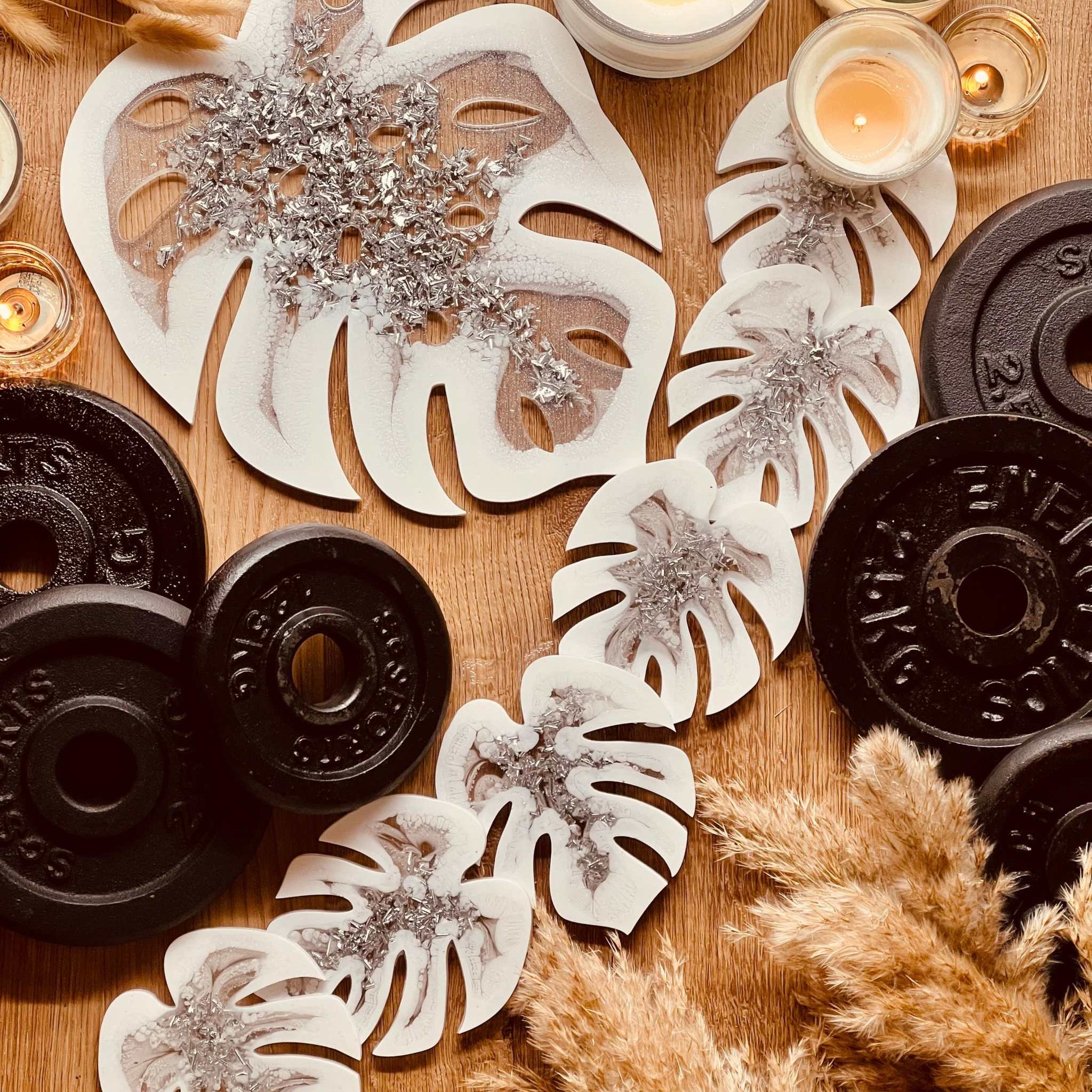 Tablett und 4 Untersetzer aus Resin in Weiss mit Silber im Monstera Design