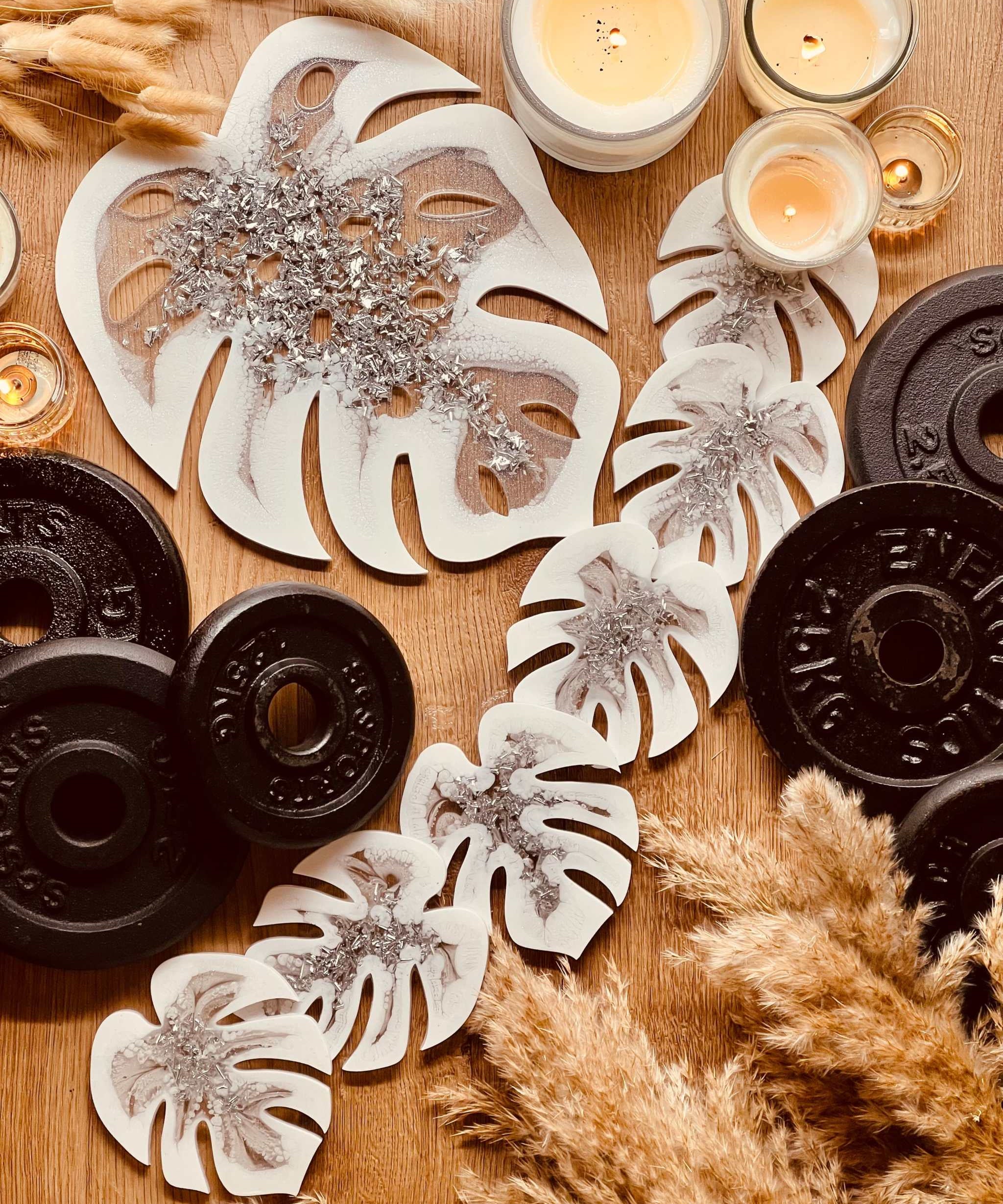 Handgemachtes weißes Resin Tablett und 4 Untersetzer mit silbernen Monstera Details als Wohnzimmertisch Dekoration