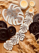 Tablett und 4 Untersetzer aus Resin in Weiss mit Silber im Monstera Design