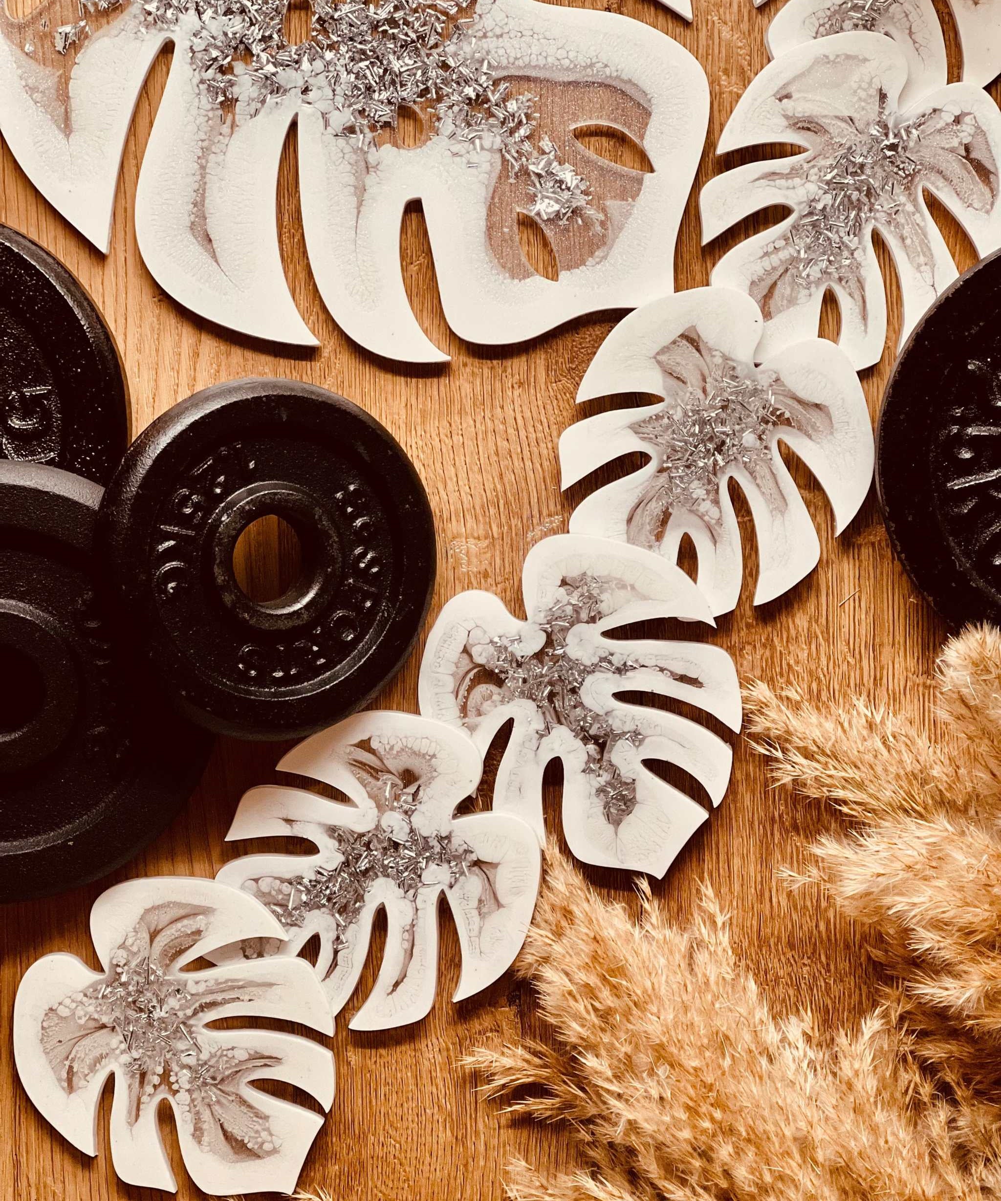 Tablett und 4 Untersetzer aus weißem Resin mit silbernen Monstera Details handgemacht
