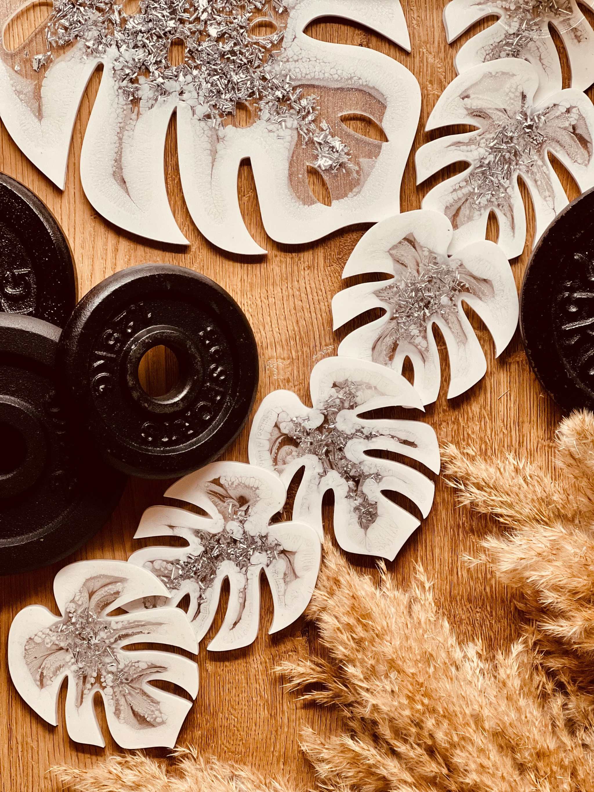 Tablett und 4 Untersetzer aus weißem Resin mit silbernen Monstera Details handgemacht
