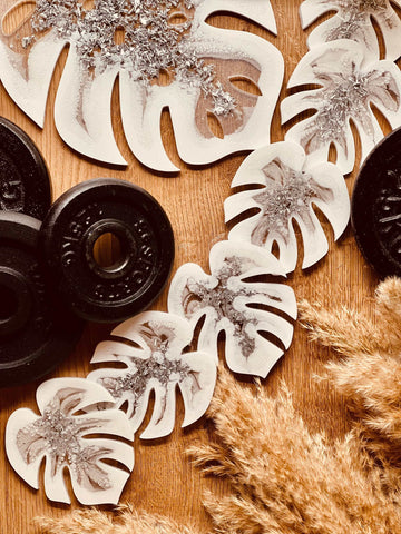 Tablett und 4 Untersetzer aus Resin in Weiss mit Silber im Monstera Design