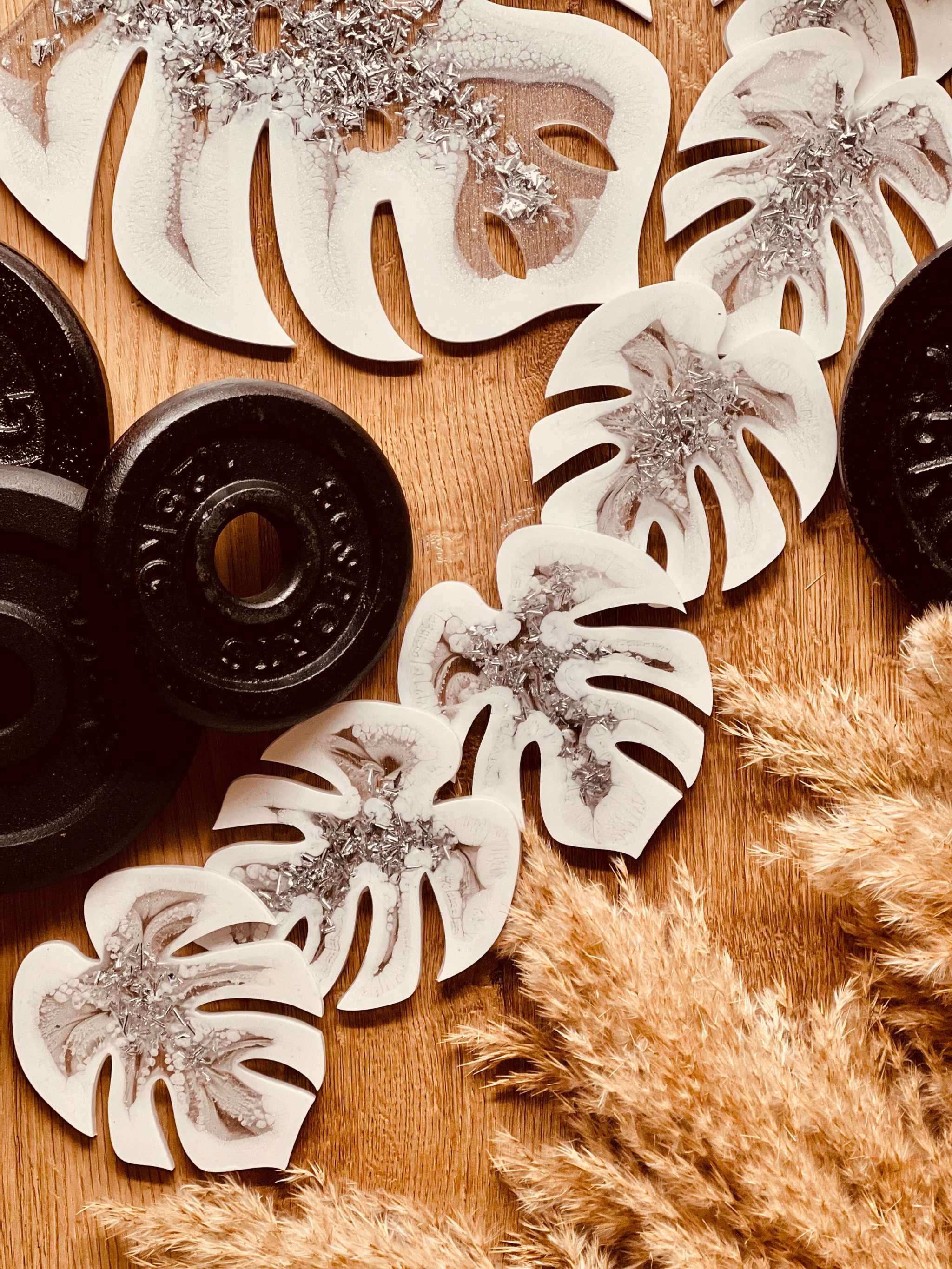 Weißes handgemachtes Resin Tablett und 4 Untersetzer mit silbernen Monstera-Details als Set