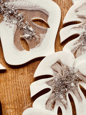 Tablett und 4 Untersetzer aus weißem Resin mit silbernen Monstera-Designs, handgemacht und einzigartig