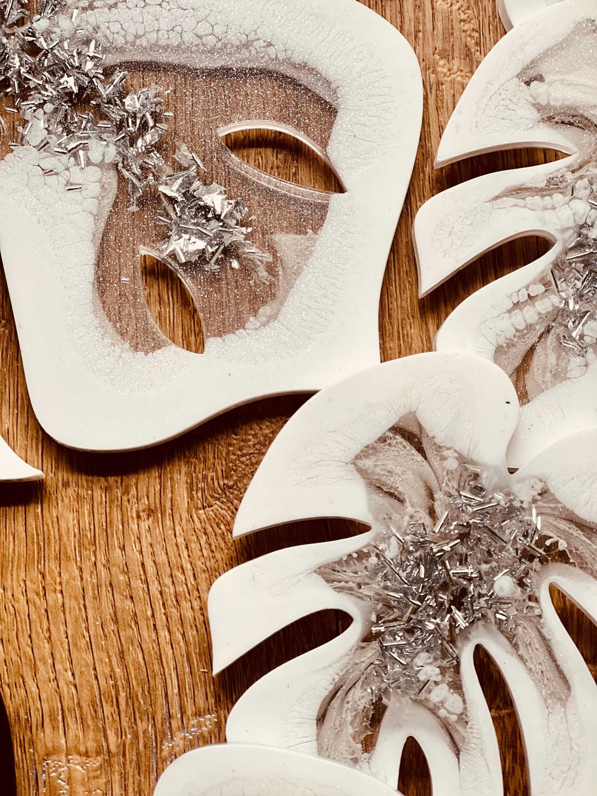 Tablett und 4 Untersetzer aus weißem Resin mit silbernen Monstera-Designs, handgemacht und einzigartig