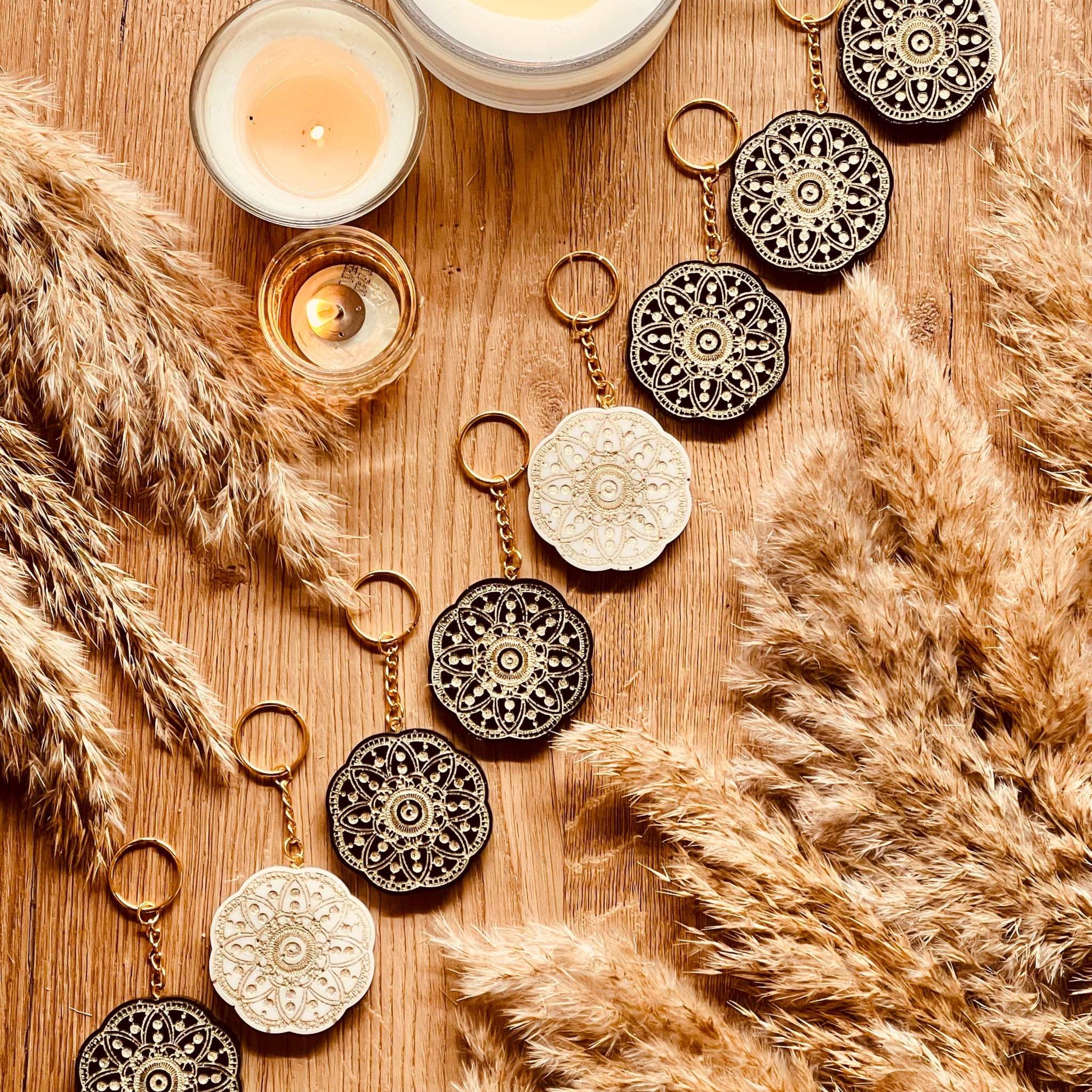 Handgefertigter Designer Schlüsselanhänger im Mandala Design, Schwarz-Weiß, aus hochwertigem Resin, einzigartiges Unikat, stilvolles Accessoire für jeden Anlass.