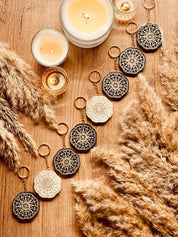 Handgefertigter Designer Schlüsselanhänger im Mandala Design, Schwarz-Weiß, aus hochwertigem Resin, einzigartiges Unikat, stilvolles Accessoire für jeden Anlass.