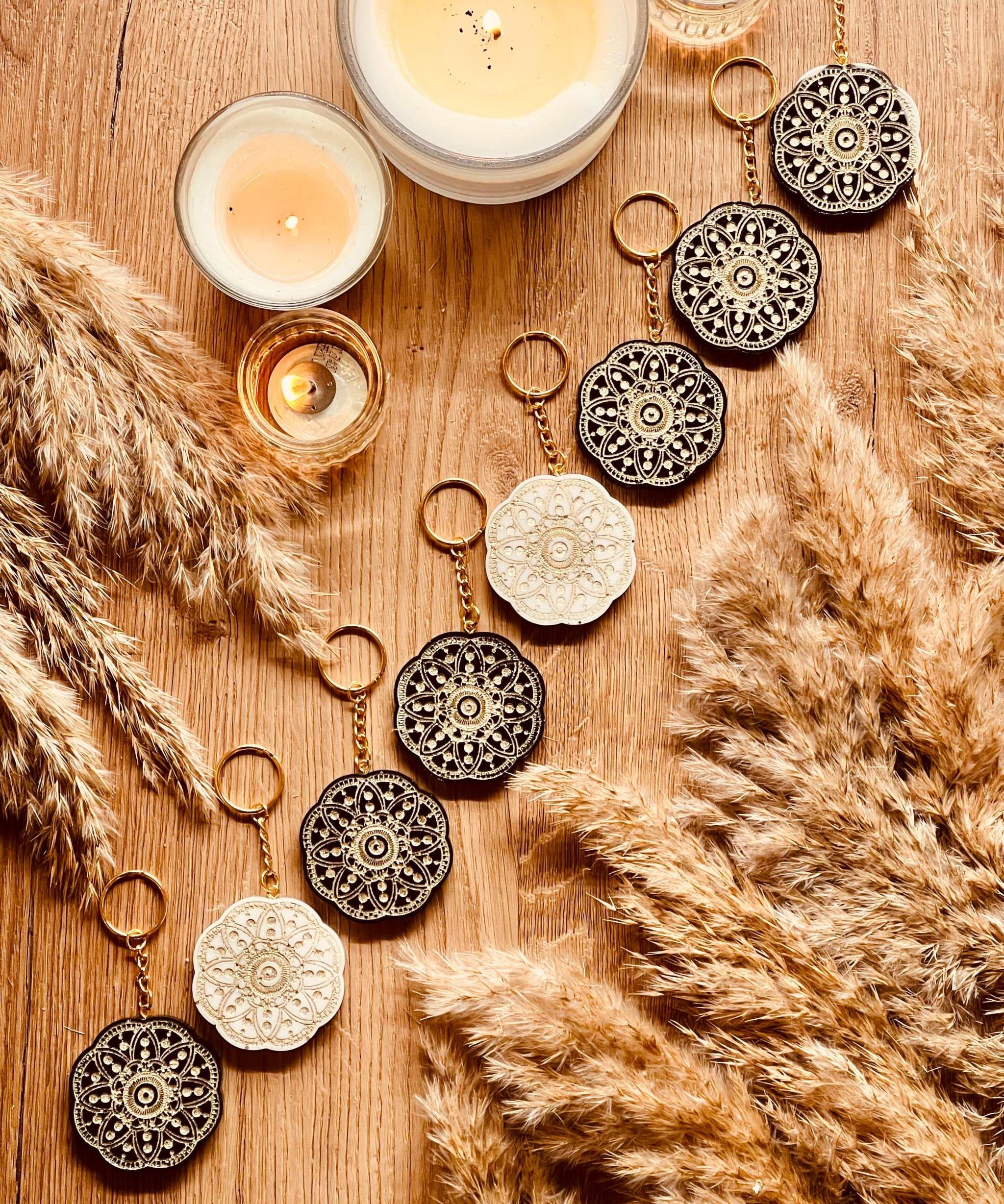 Handgefertigter Designer Schlüsselanhänger im Mandala Design, Schwarz-Weiß, aus hochwertigem Resin, einzigartiges Unikat, stilvolles Accessoire für jeden Anlass.