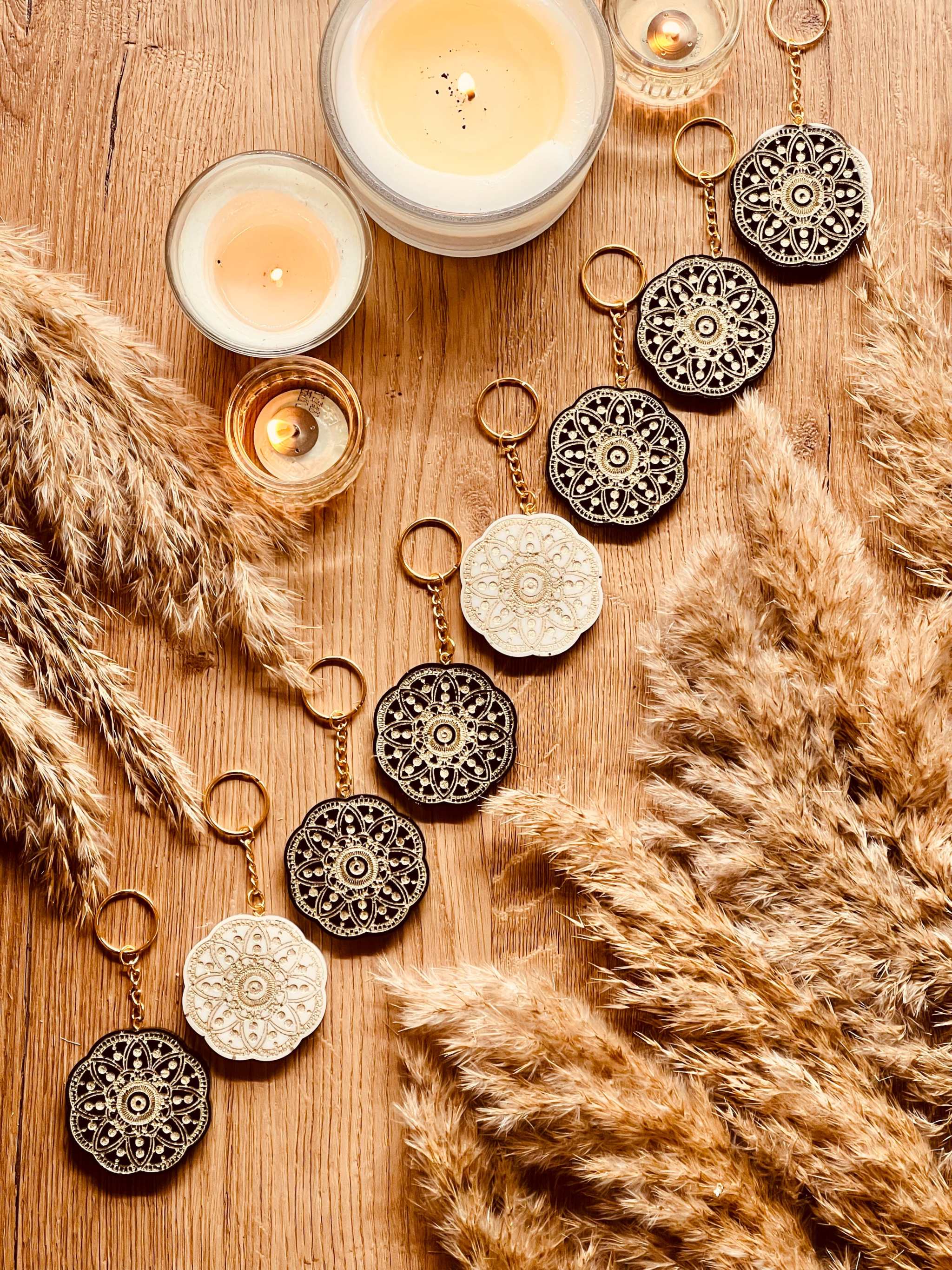 Handgefertigter Designer Schlüsselanhänger im Mandala Design, Schwarz-Weiß, aus hochwertigem Resin, einzigartiges Unikat, stilvolles Accessoire für jeden Anlass.
