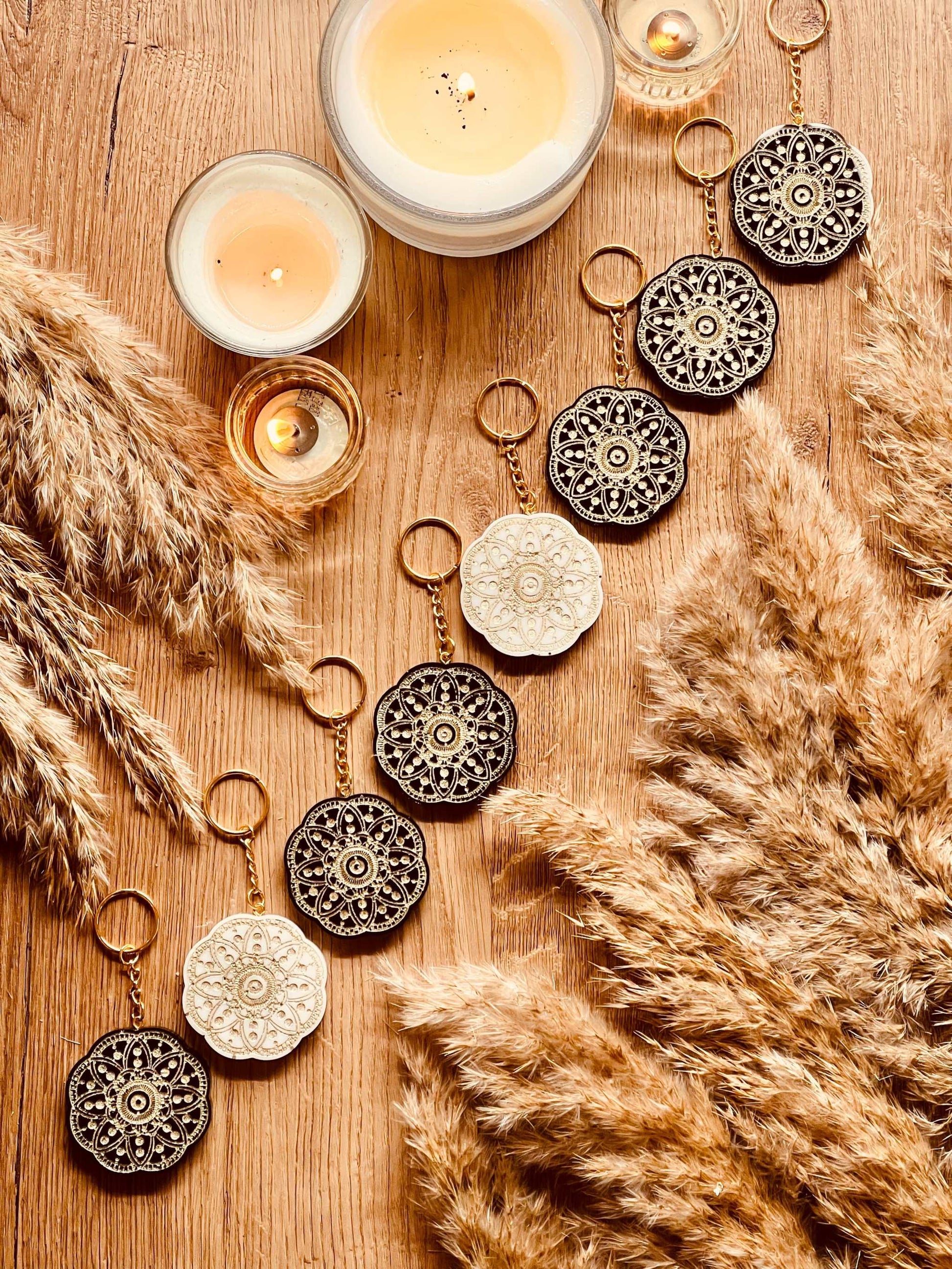 Handgefertigter Designer Schlüsselanhänger im Mandala Design, Schwarz-Weiß, aus hochwertigem Resin, einzigartiges Unikat, stilvolles Accessoire für jeden Anlass.
