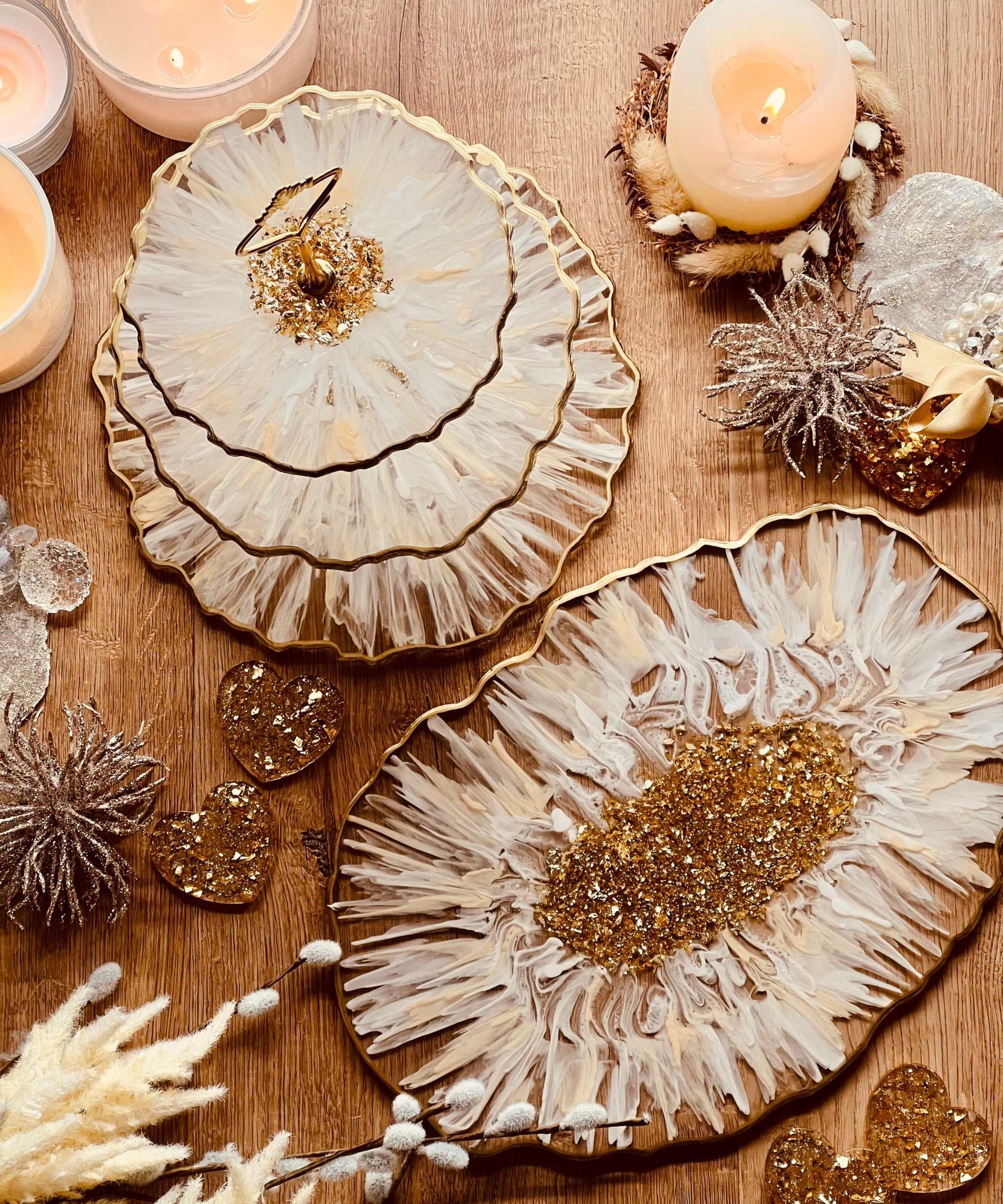 handgefertigtes Deko Set aus Epoxidharz mit Etagere und Tablett im Weiß-Gold 3D Design auf Holztisch mit Kerzen und Dekoaccessoires