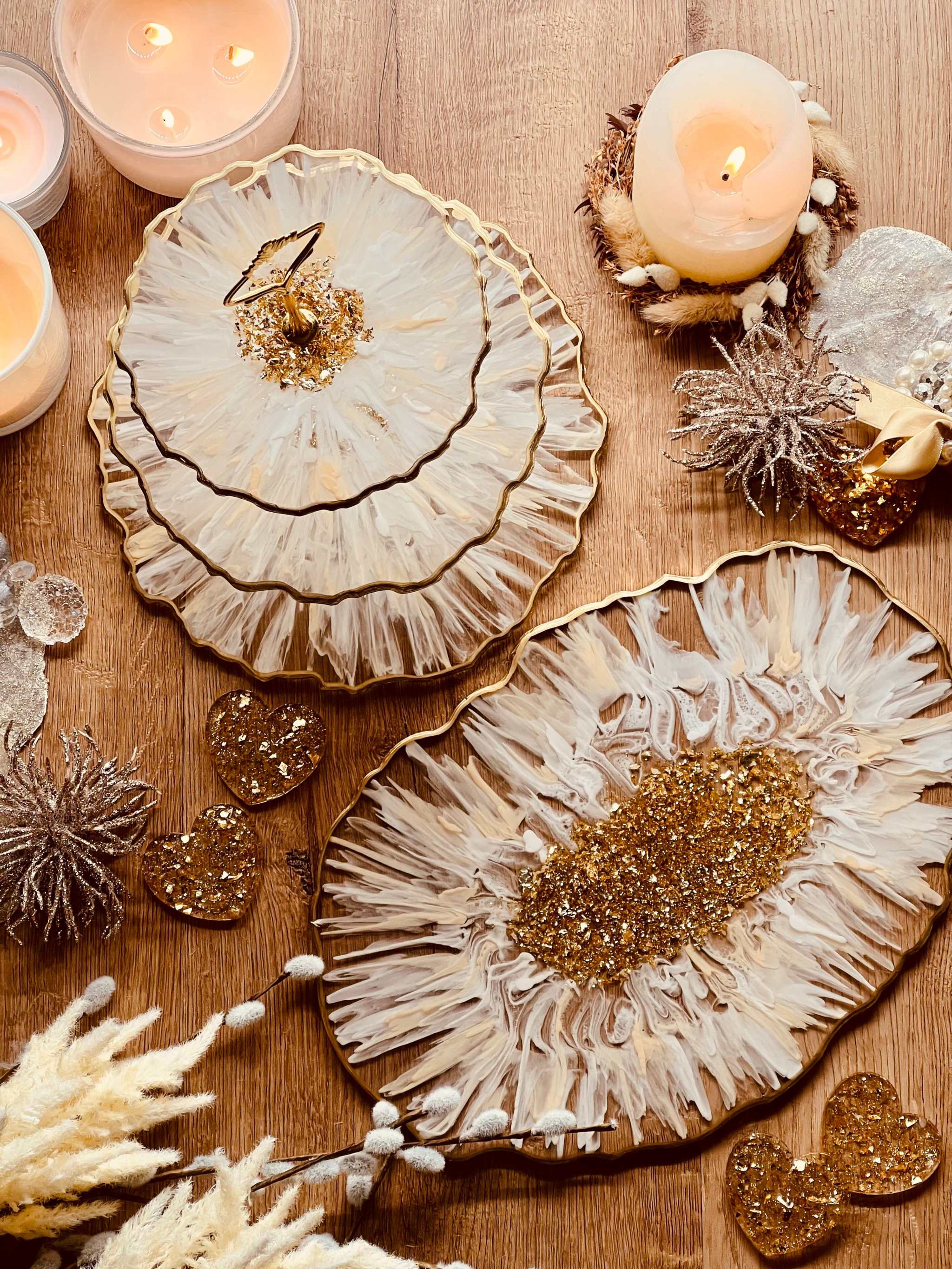 handgefertigtes Deko Set aus Epoxidharz mit Etagere und Tablett im Weiß-Gold 3D Design auf Holztisch mit Kerzen und Dekoaccessoires