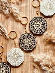 Einzigartiger Designer Schlüsselanhänger mit Mandala Muster in Schwarz-Weiß, aus Resin gefertigt, handgefertigtes Unikat, perfektes Geschenk für Stilbewusste.