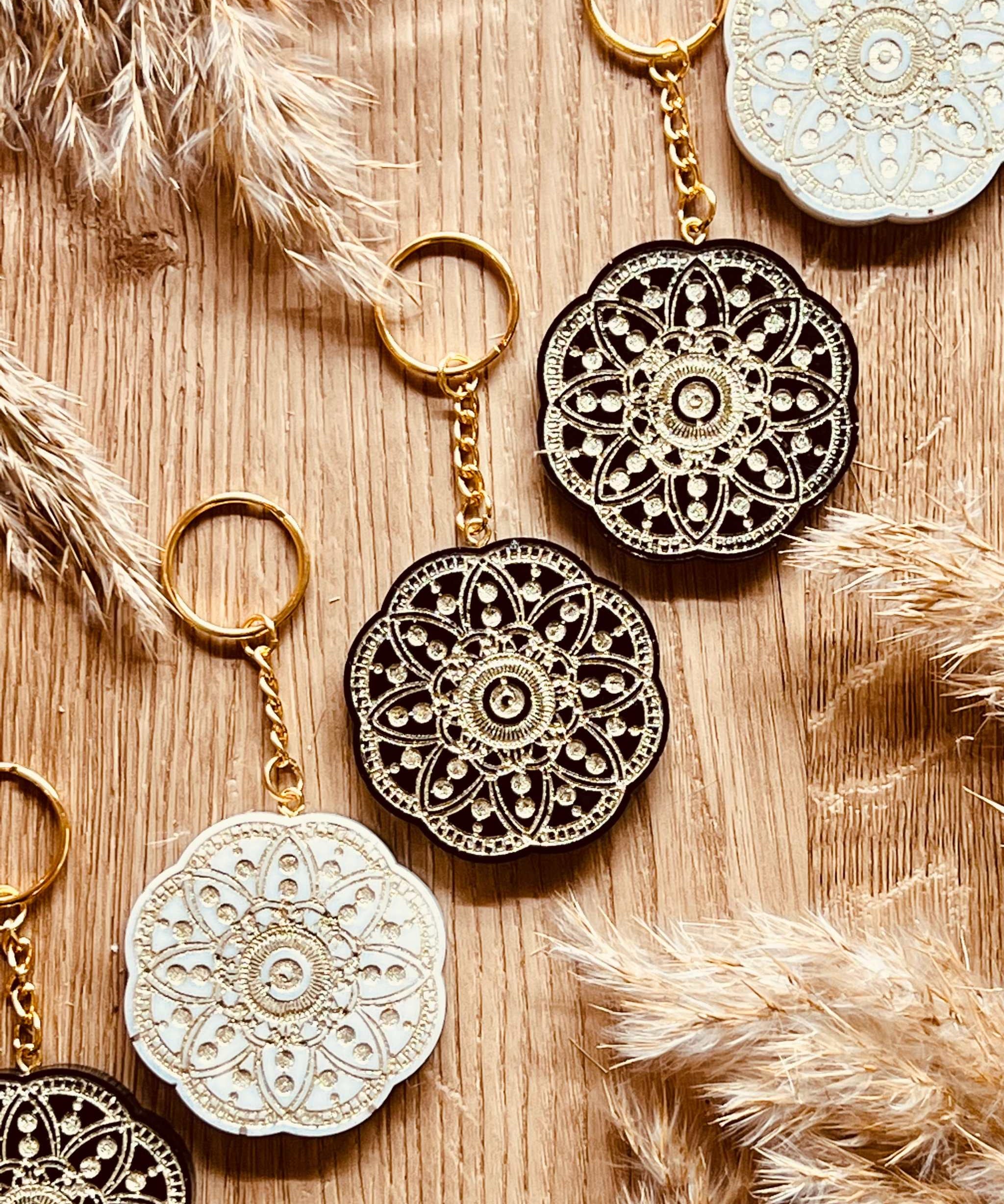 Einzigartiger Designer Schlüsselanhänger mit Mandala Muster in Schwarz-Weiß, aus Resin gefertigt, handgefertigtes Unikat, perfektes Geschenk für Stilbewusste.