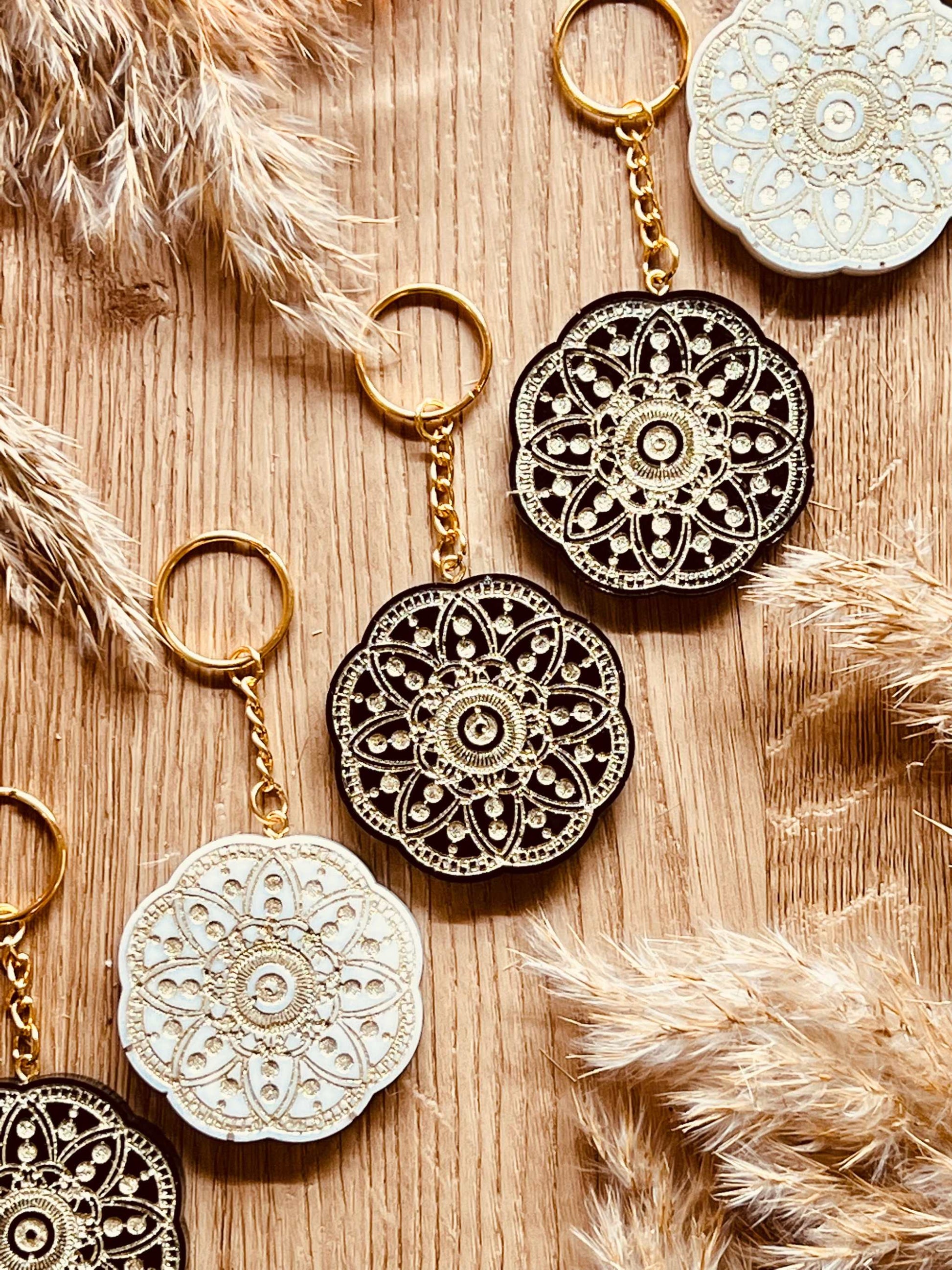 Einzigartiger Designer Schlüsselanhänger mit Mandala Muster in Schwarz-Weiß, aus Resin gefertigt, handgefertigtes Unikat, perfektes Geschenk für Stilbewusste.
