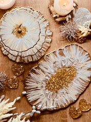 weiß-goldenes handgefertigtes Deko Set aus Epoxidharz mit 3D Muster, Etagere, Tabletts und Schalen auf Holztisch