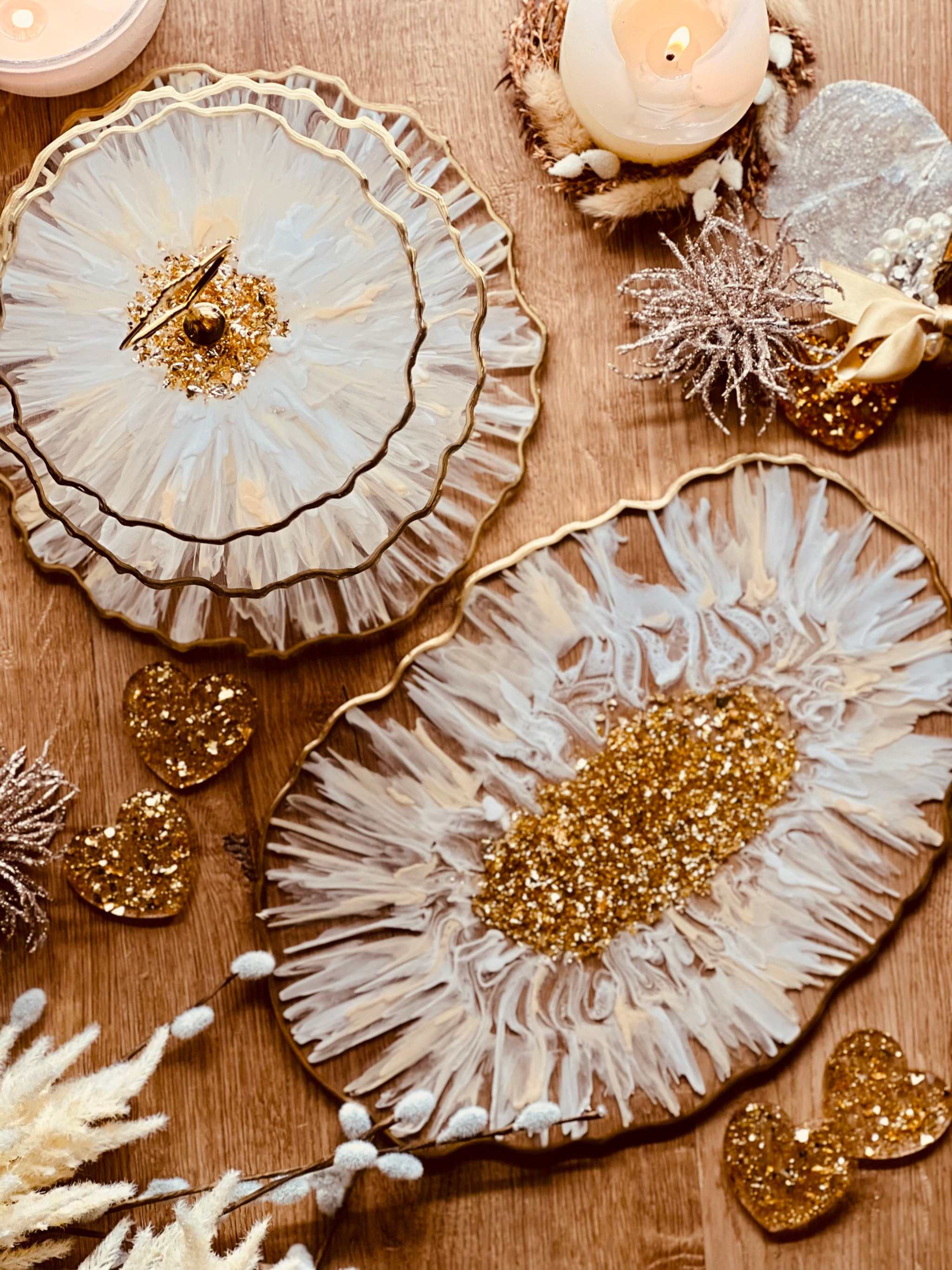 weiß-goldenes handgefertigtes Deko Set aus Epoxidharz mit 3D Muster, Etagere, Tabletts und Schalen auf Holztisch