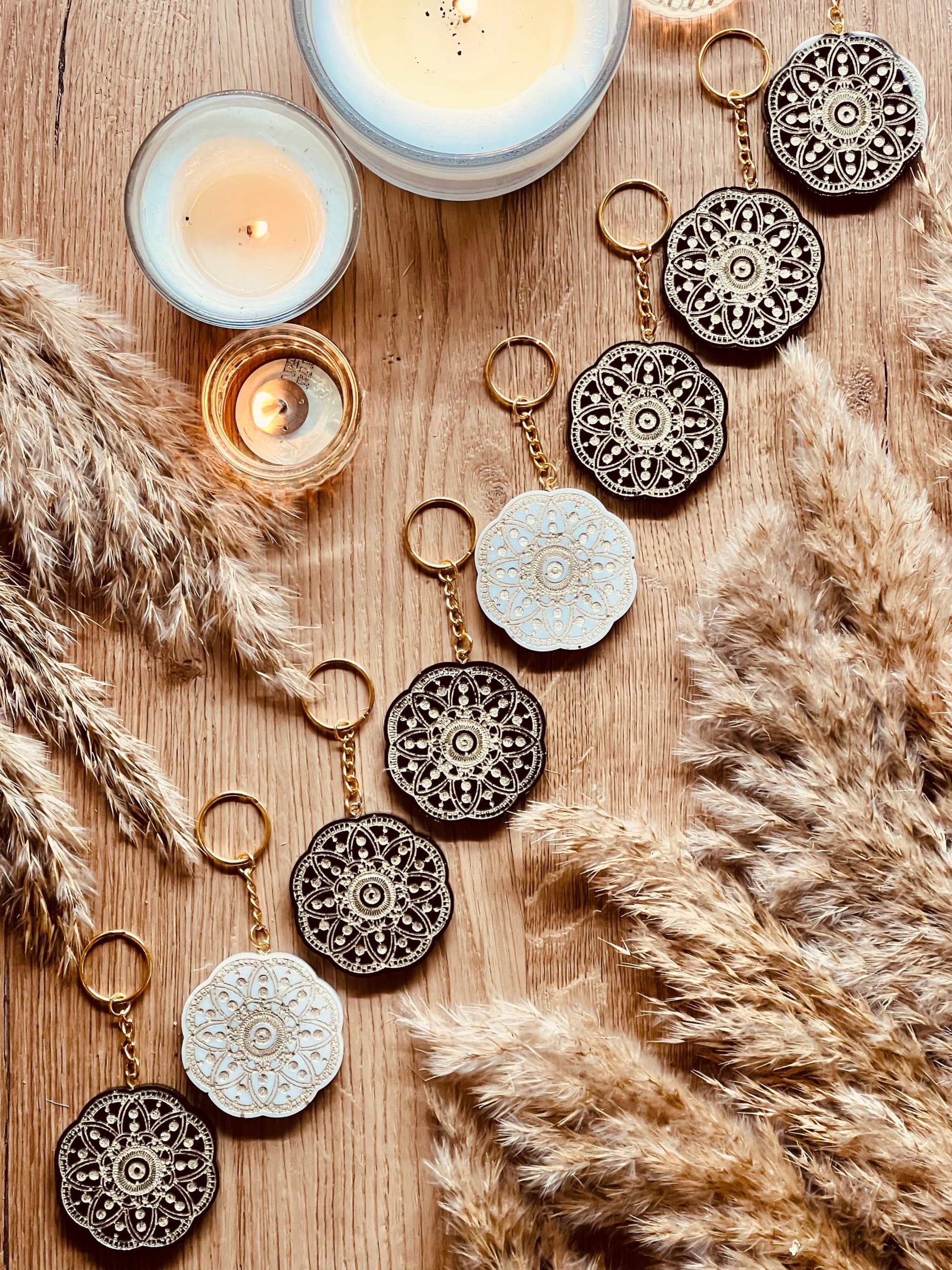 Resin Designer Schlüsselanhänger im Mandala Design, Schwarz-Weiß, handgefertigtes Unikat, stilvolles Accessoire für Schlüsselbund oder Tasche.