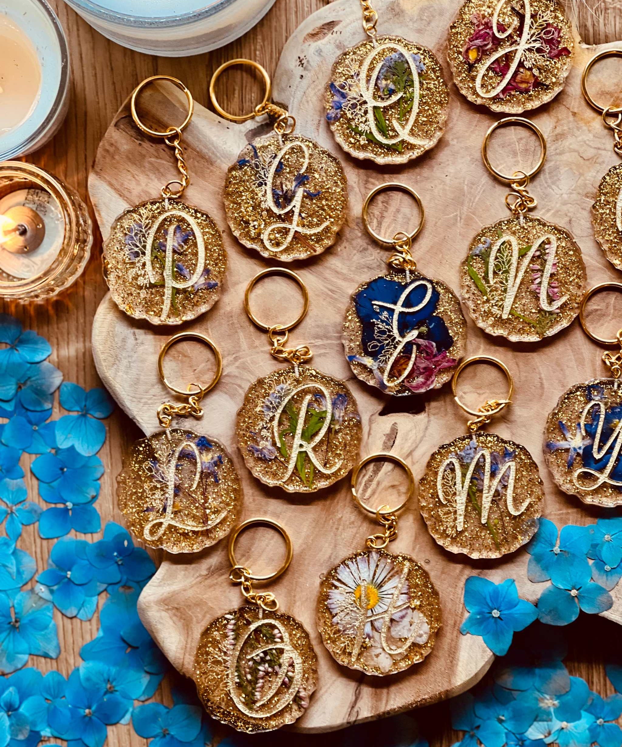 Einzigartiger Designer Schlüsselanhänger mit echten, selbstgetrockneten Blumen, aus Resin gefertigt, handgefertigtes Unikat, perfektes Geschenk für Blumenliebhaber.